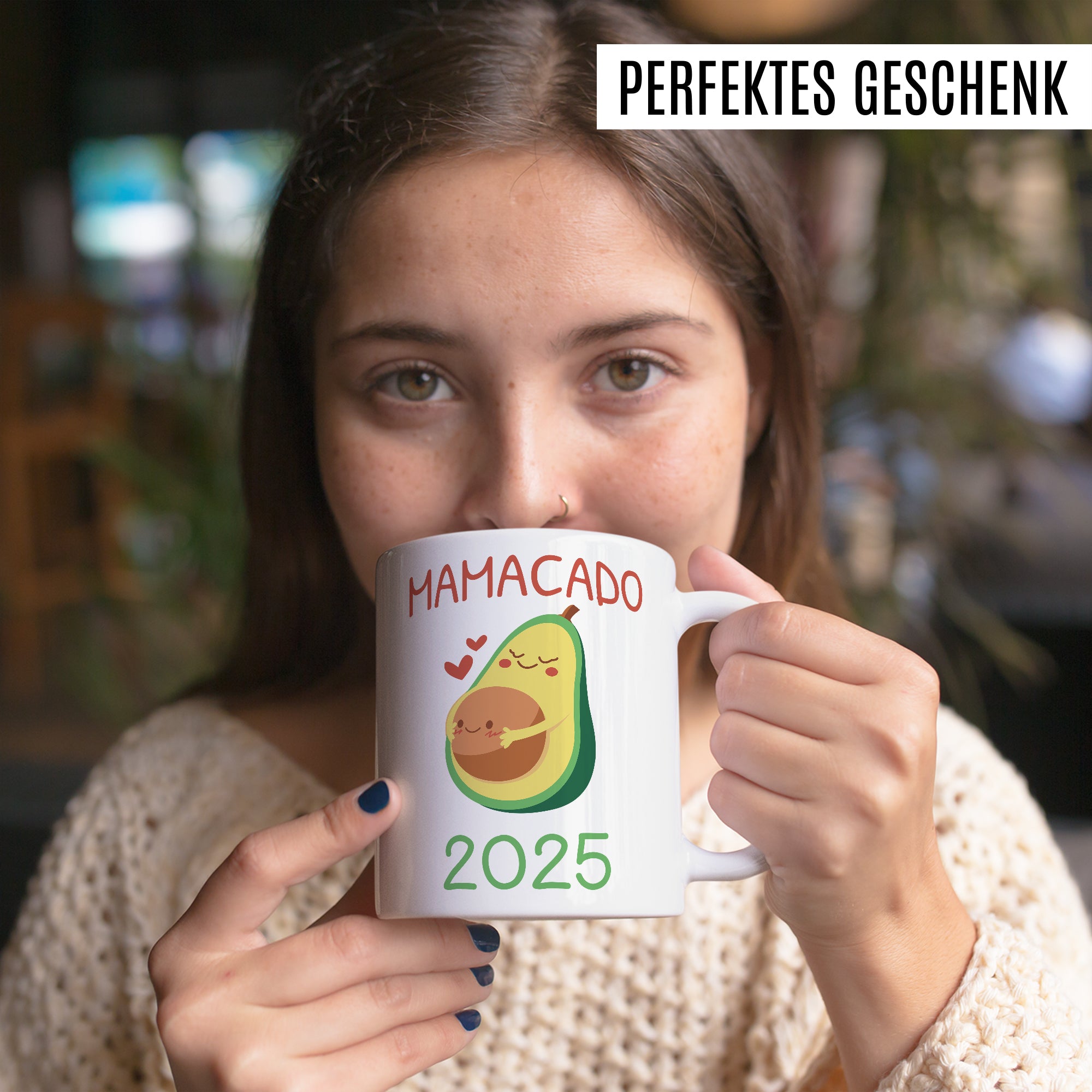 Mama 2025 Tasse, Schwangerschaft Mamacado Avocado, Geschenk-Idee schwanger werdende Mutter Freundin Kaffee-Becher