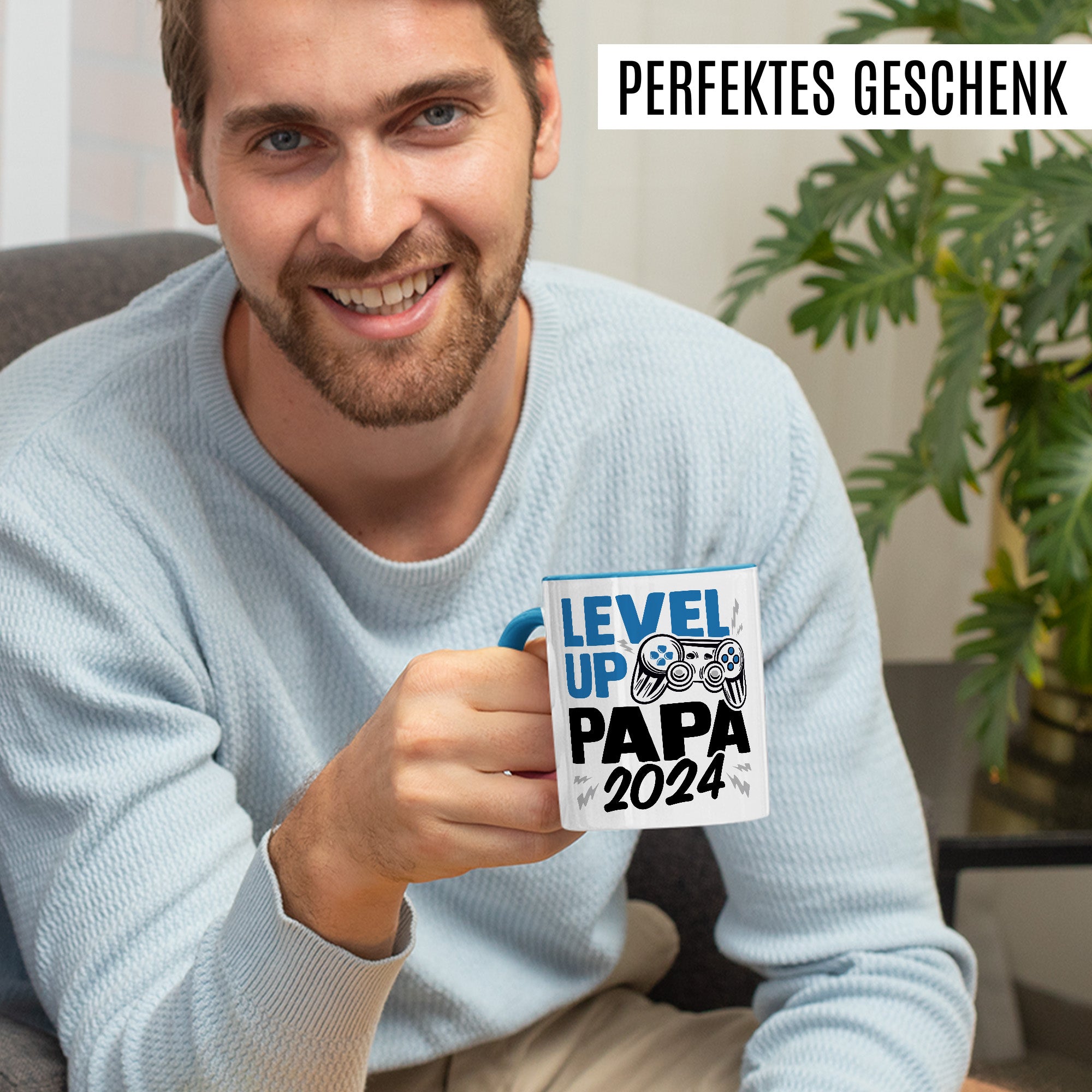 Tasse Vater, Level up - Papa 2024 Geschenk werdender Papa Geschenkidee Vaterschaft Kaffee-Becher Kaffeetasse mit Spruch Gaming Teetasse Motiv Gamer zukünftiger Vater Geburt