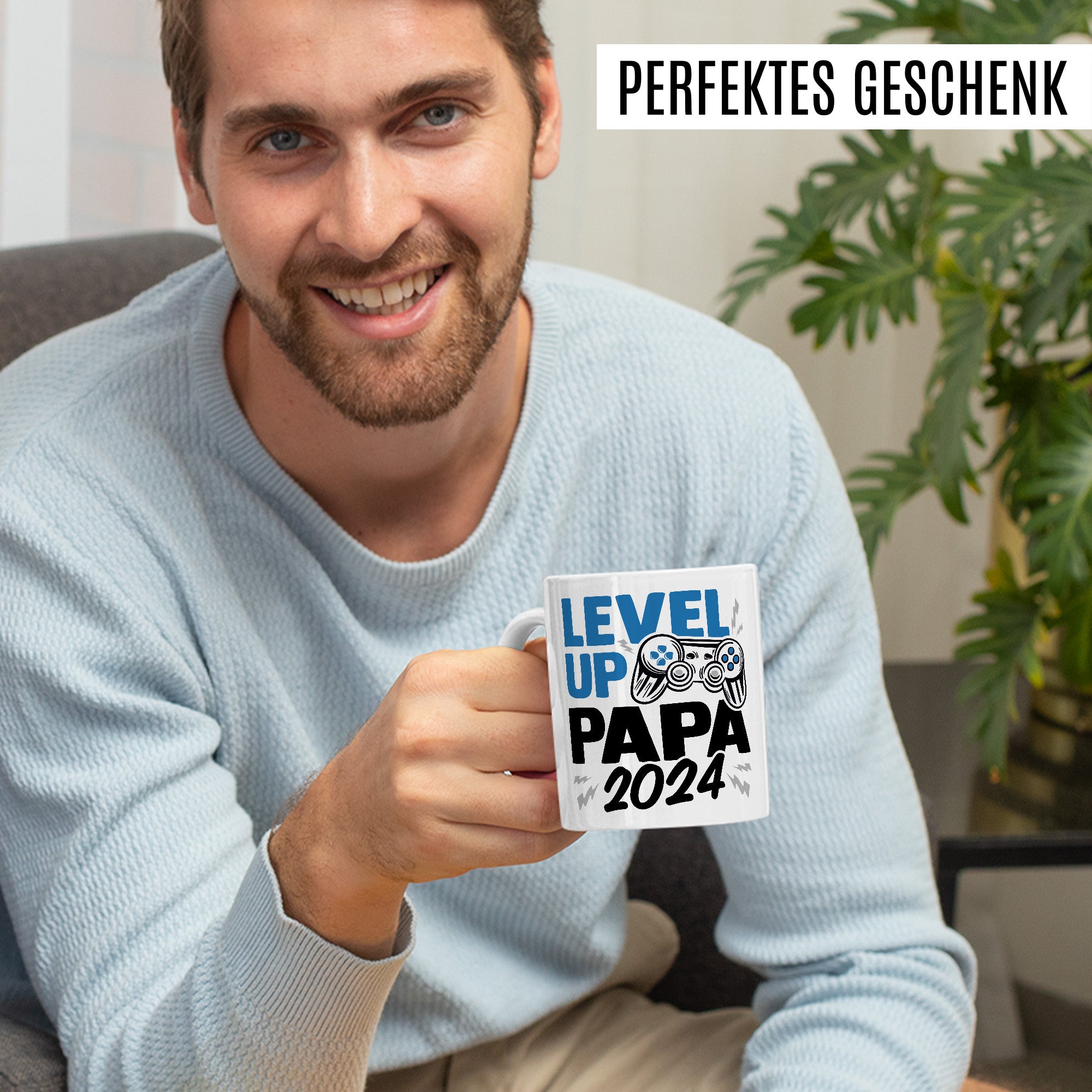 Tasse Vater, Level up - Papa 2024 Geschenk werdender Papa Geschenkidee Vaterschaft Kaffee-Becher Kaffeetasse mit Spruch Gaming Teetasse Motiv Gamer zukünftiger Vater Geburt