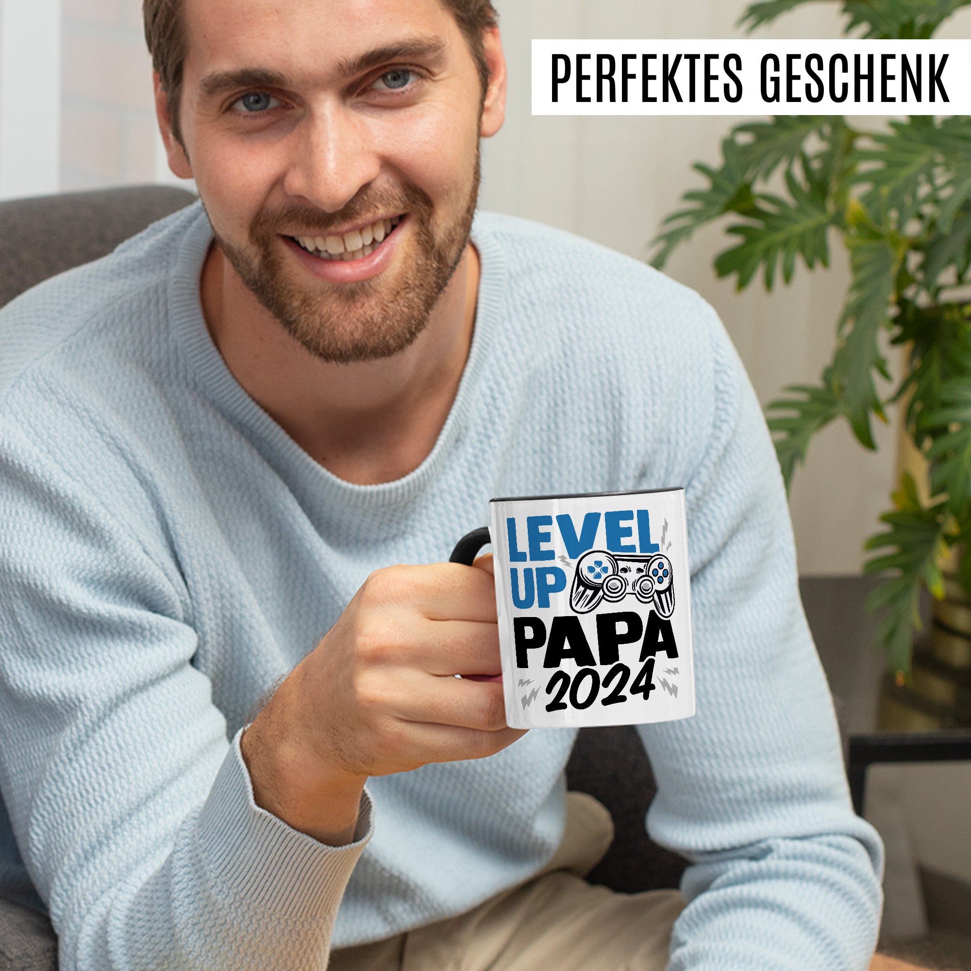 Tasse Vater, Level up - Papa 2024 Geschenk werdender Papa Geschenkidee Vaterschaft Kaffee-Becher Kaffeetasse mit Spruch Gaming Teetasse Motiv Gamer zukünftiger Vater Geburt