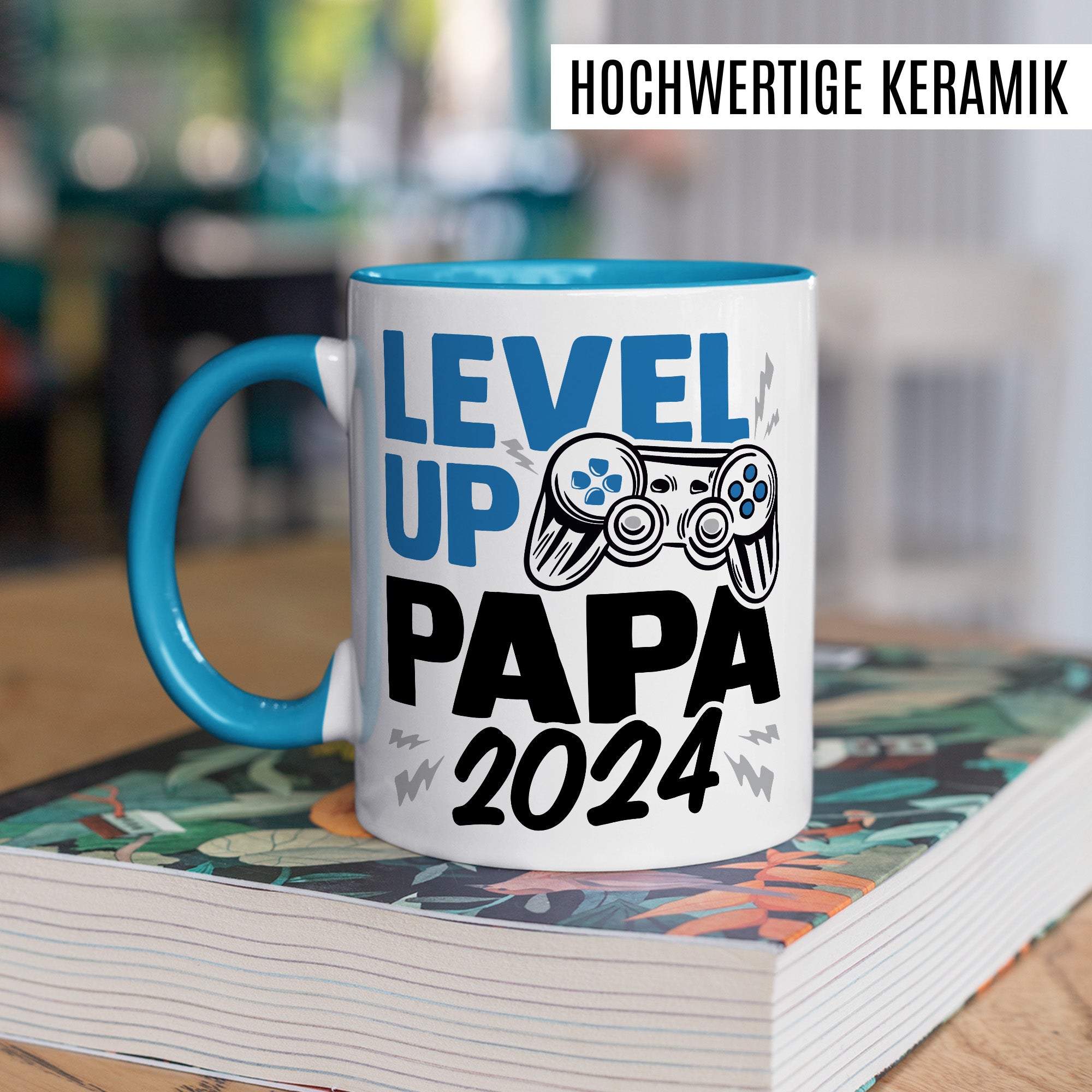 Tasse Vater, Level up - Papa 2024 Geschenk werdender Papa Geschenkidee Vaterschaft Kaffee-Becher Kaffeetasse mit Spruch Gaming Teetasse Motiv Gamer zukünftiger Vater Geburt