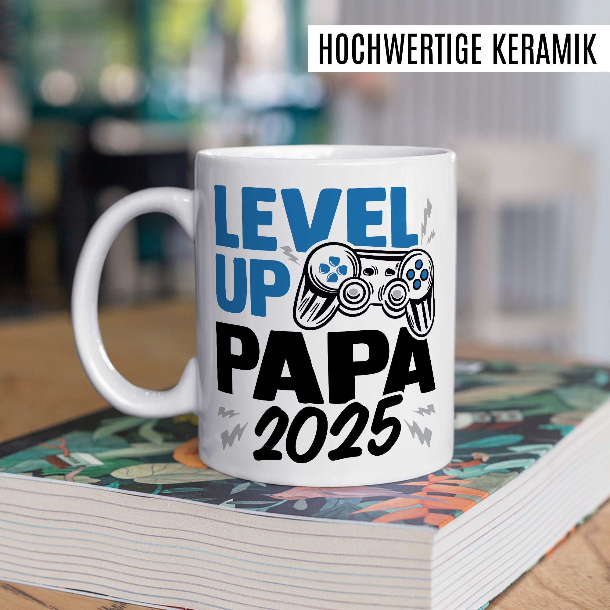 Tasse Vater, Level up - Papa 2025 Geschenk werdender Papa Geschenkidee Vaterschaft Kaffee-Becher Kaffeetasse mit Spruch Gaming Teetasse Motiv Gamer zukünftiger Vater Geburt