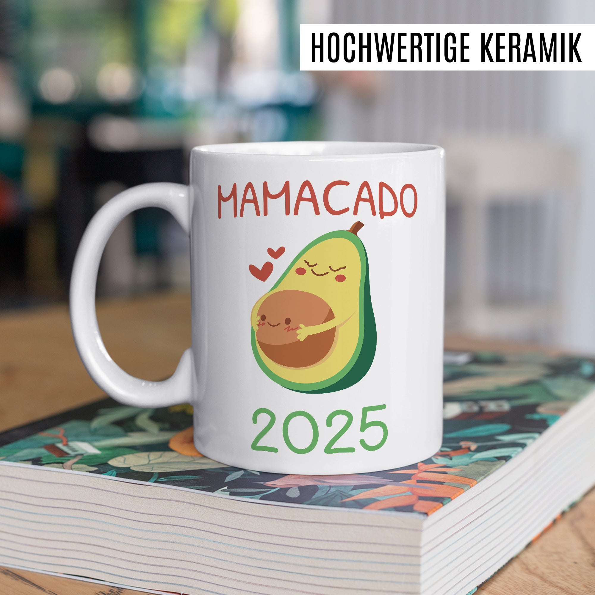 Mama 2025 Tasse, Schwangerschaft Mamacado Avocado, Geschenk-Idee schwanger werdende Mutter Freundin Kaffee-Becher
