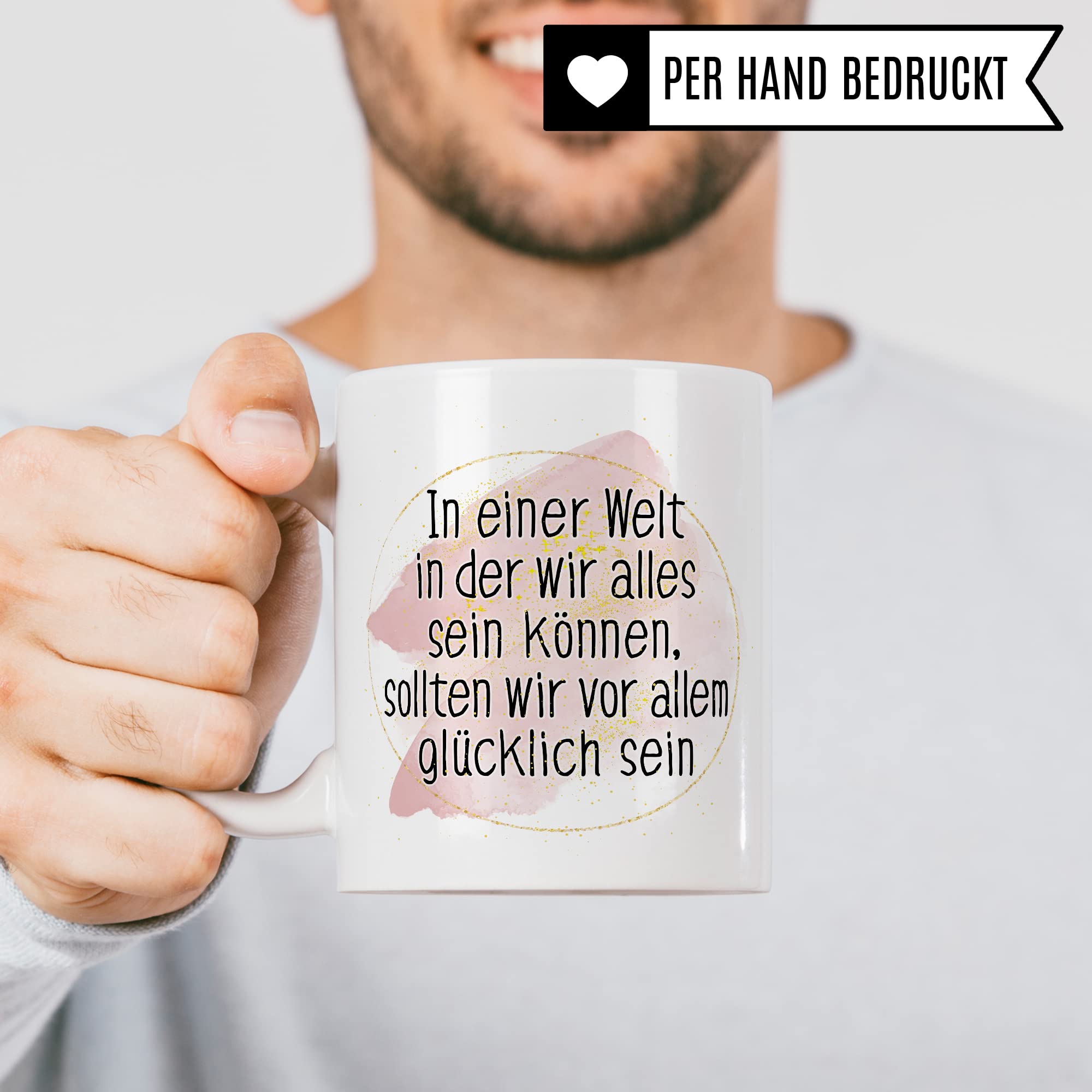 Tasse Optimismus Geschenk, In einer Welt wo wir alles sein können sollten wir vor allem glücklich sein Geschenkidee Optimist Kaffee-Becher Kaffeetasse mit Spruch optmistisch Teetasse