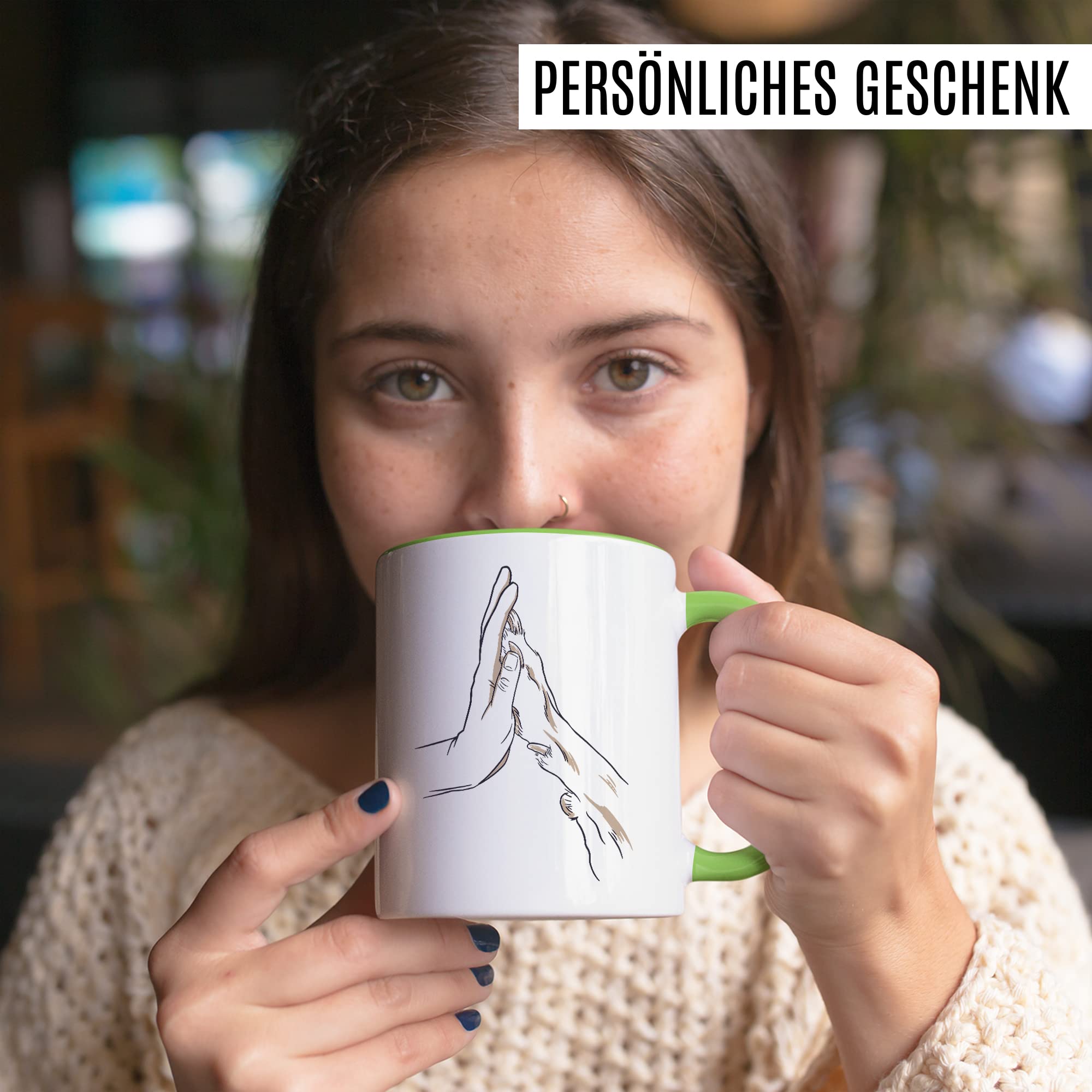 Tasse Hund & Mensch Geschenk Geschenkidee Herrchen Frauchen Hundemama Hundepapa Vierbeiner Comic Kaffeetasse mit Hundemotiv Kaffee-Becher Hund mit Mensch Teetasse Hand und Pfote