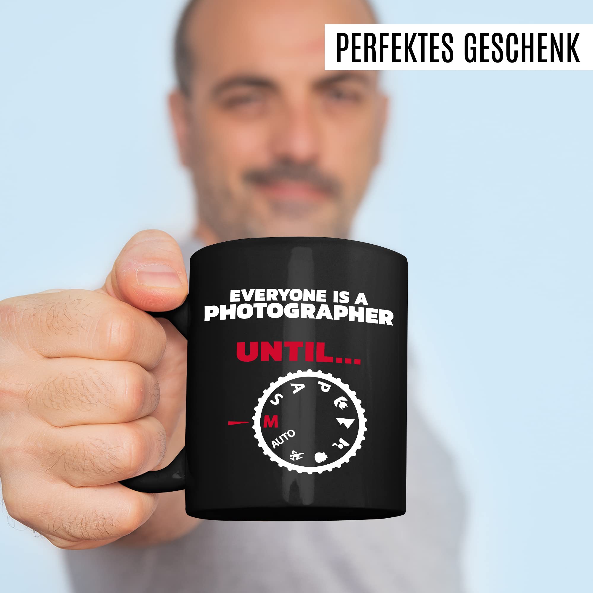 Tasse Fotograf Geschenk, Everyone is a photographer - Until … Geschenkidee Kameramann Kaffee-Becher Kaffeetasse Tasse mit Spruch Kamera fotografieren Objektiv