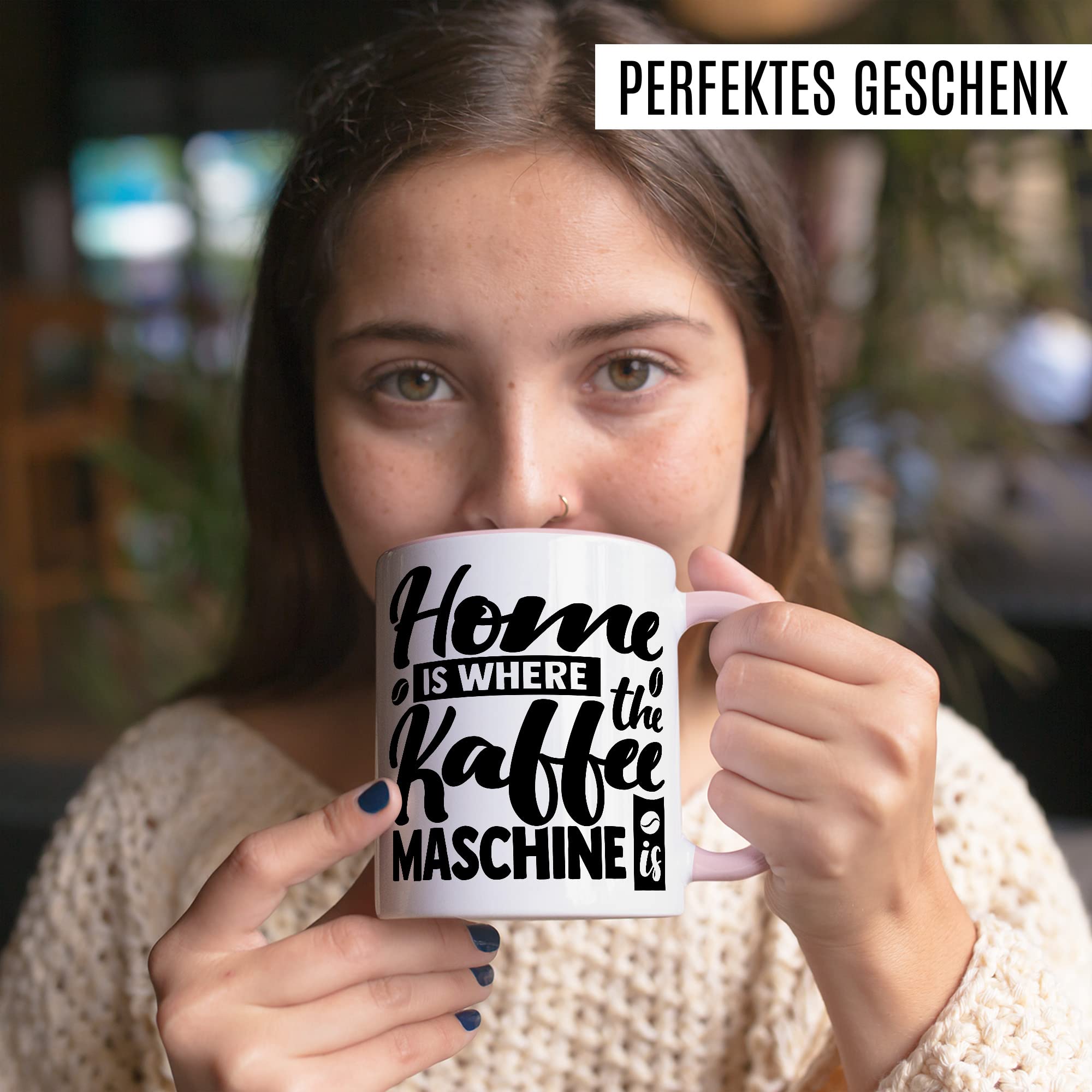 Tasse Kaffee Geschenk, Home is where the Kaffeemaschine is Geschenkidee Kaffee-Liebhaber Kaffee-Becher Kaffeetasse Tasse mit Spruch lustig Teetasse Kaffee-Fan Kaffeemaschine