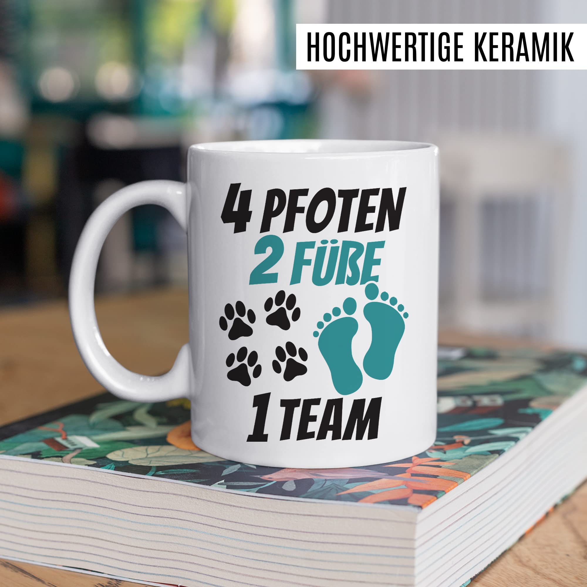 Tasse Hundebesitzer Geschenk, 4 Pfoten 2 Füße 1 Team Geschenkidee Kaffeetasse mit Spruch Hundehalter Hunde-Liebhaber Hund Kaffee-Becher Hand & Pfote Vierbeiner