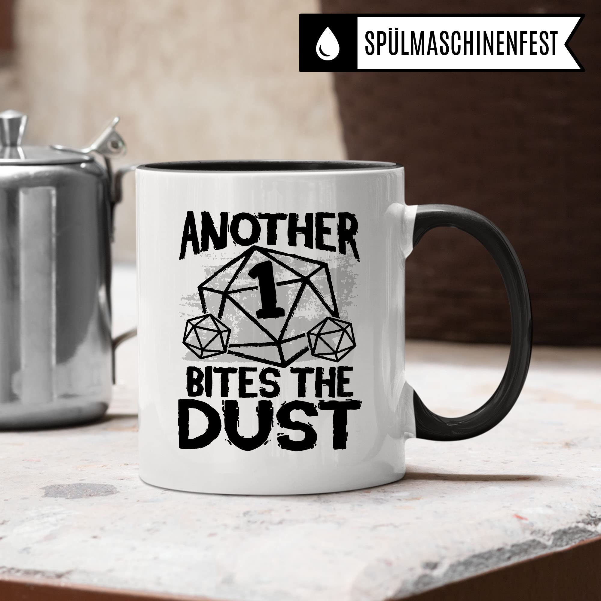 DnD Roleplay Tasse, Another 1 bites the Dust Spruch, DnD Roleplay Geschenk, Rollenspiel Spruch D20 Dice Pen & Paper Tabletop D20 Motiv - RPG Dungeon Kaffee-Becher Geschenkidee