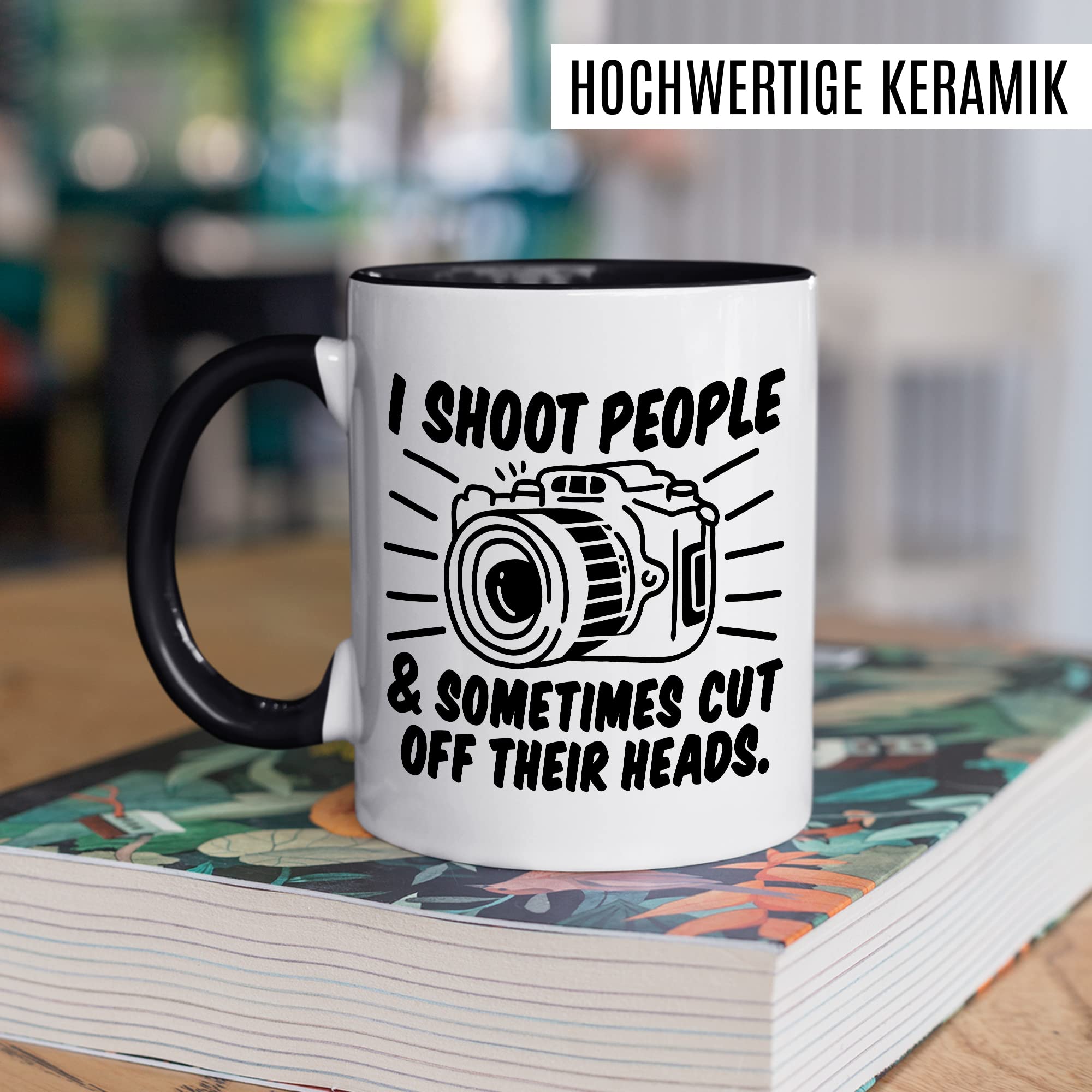 Tasse Fotograf Geschenk, I shoot people and sometimes i cut off their Heads Geschenkidee Kameramann Kaffee-Becher Kaffeetasse Tasse mit Spruch lustig Kamera Fotoapperat