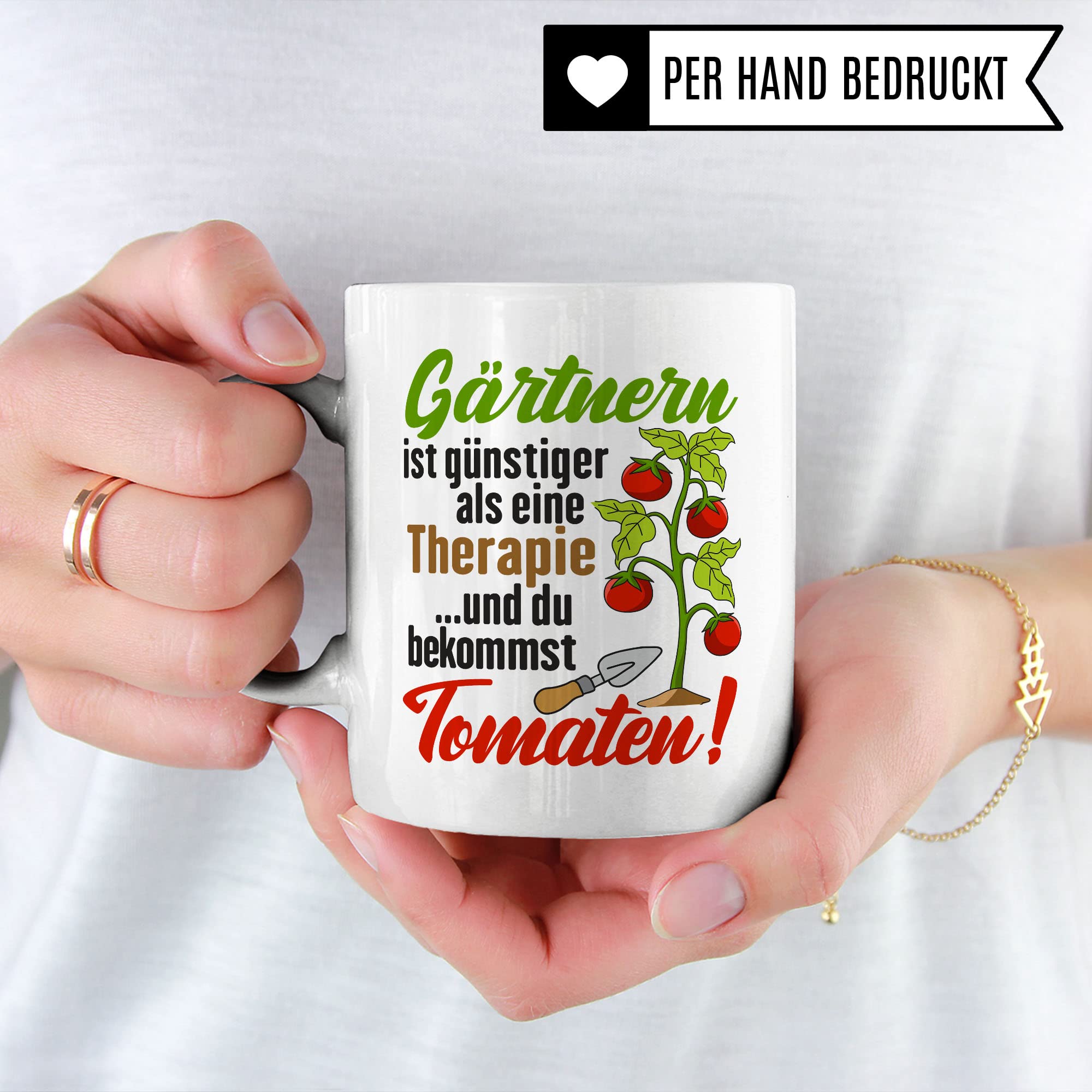 Garten Tasse, Gärtnern ist günstiger als eine Therapie - ...und du bekommst Tomaten!, Geschenk Gartenliebhaber Garten-Motiv Kaffeebecher Hobby-Gärtner Hobby-Gärtnerin, Tomaten-Pflanzen-Motiv Kaffeetasse