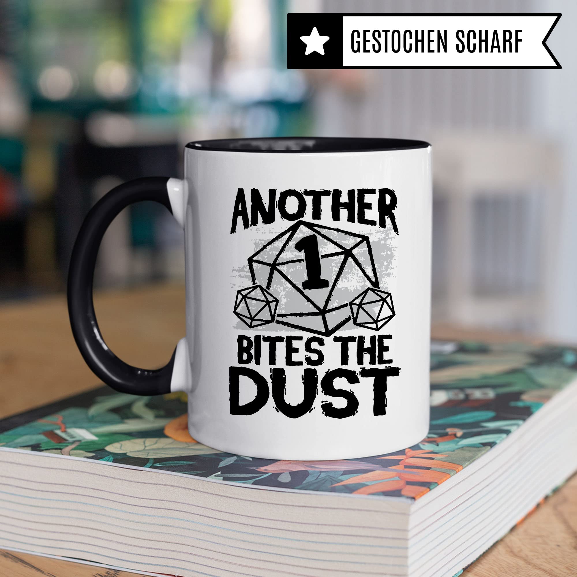 DnD Roleplay Tasse, Another 1 bites the Dust Spruch, DnD Roleplay Geschenk, Rollenspiel Spruch D20 Dice Pen & Paper Tabletop D20 Motiv - RPG Dungeon Kaffee-Becher Geschenkidee