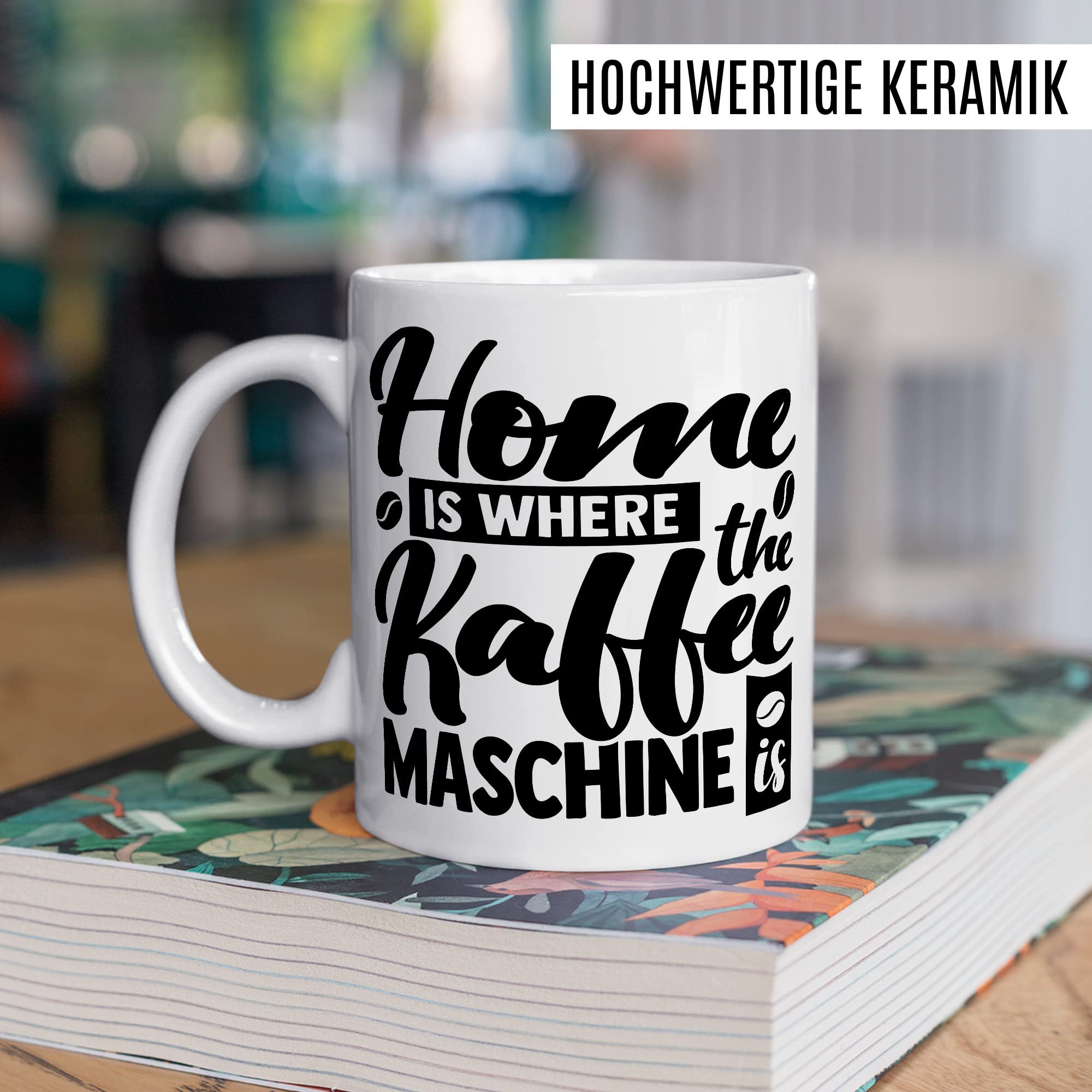 Tasse Kaffee Geschenk, Home is where the Kaffeemaschine is Geschenkidee Kaffee-Liebhaber Kaffee-Becher Kaffeetasse Tasse mit Spruch lustig Teetasse Kaffee-Fan Kaffeemaschine