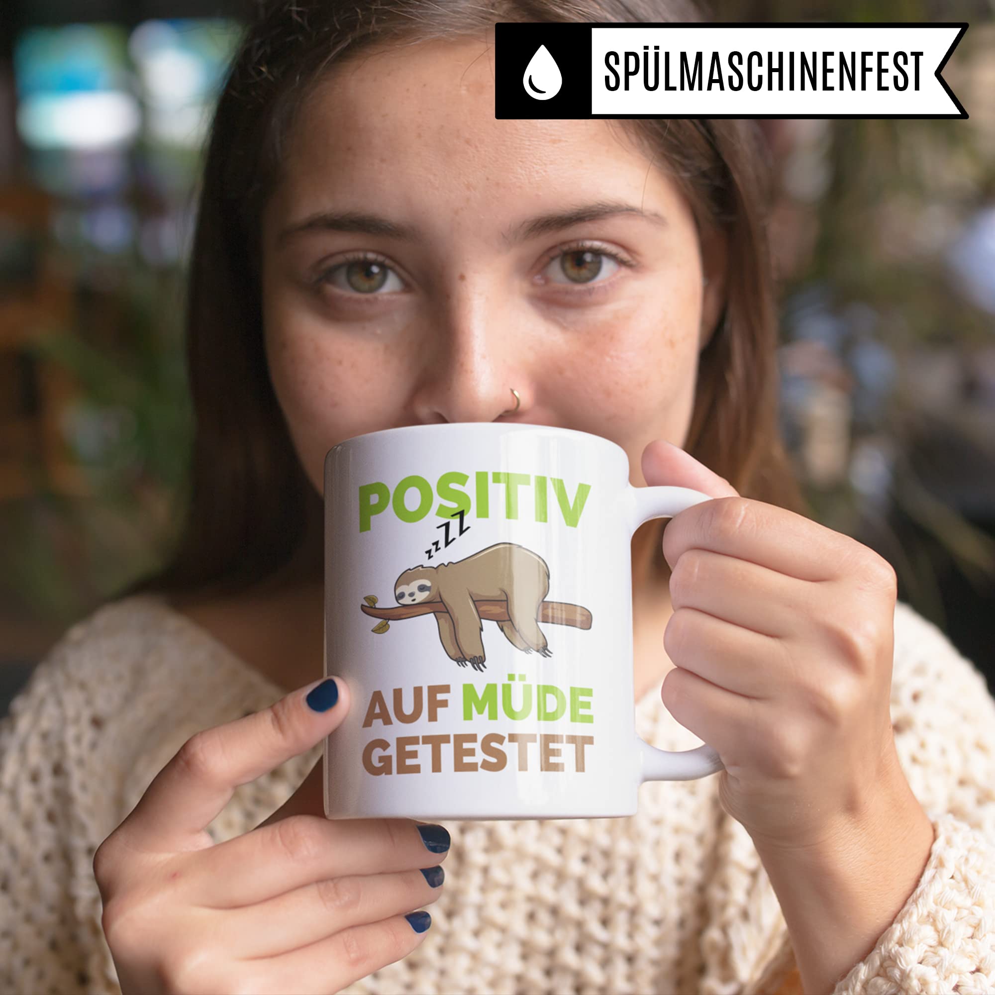 Tasse mit Spruch lustig: Positiv auf Müde getestet Faultier Becher - Kaffeetasse mit Sprüchen Geschenk für Männer Frauen Jungen Mädchen - Morgenmuffel Tasse Müdigkeit Geschenkidee