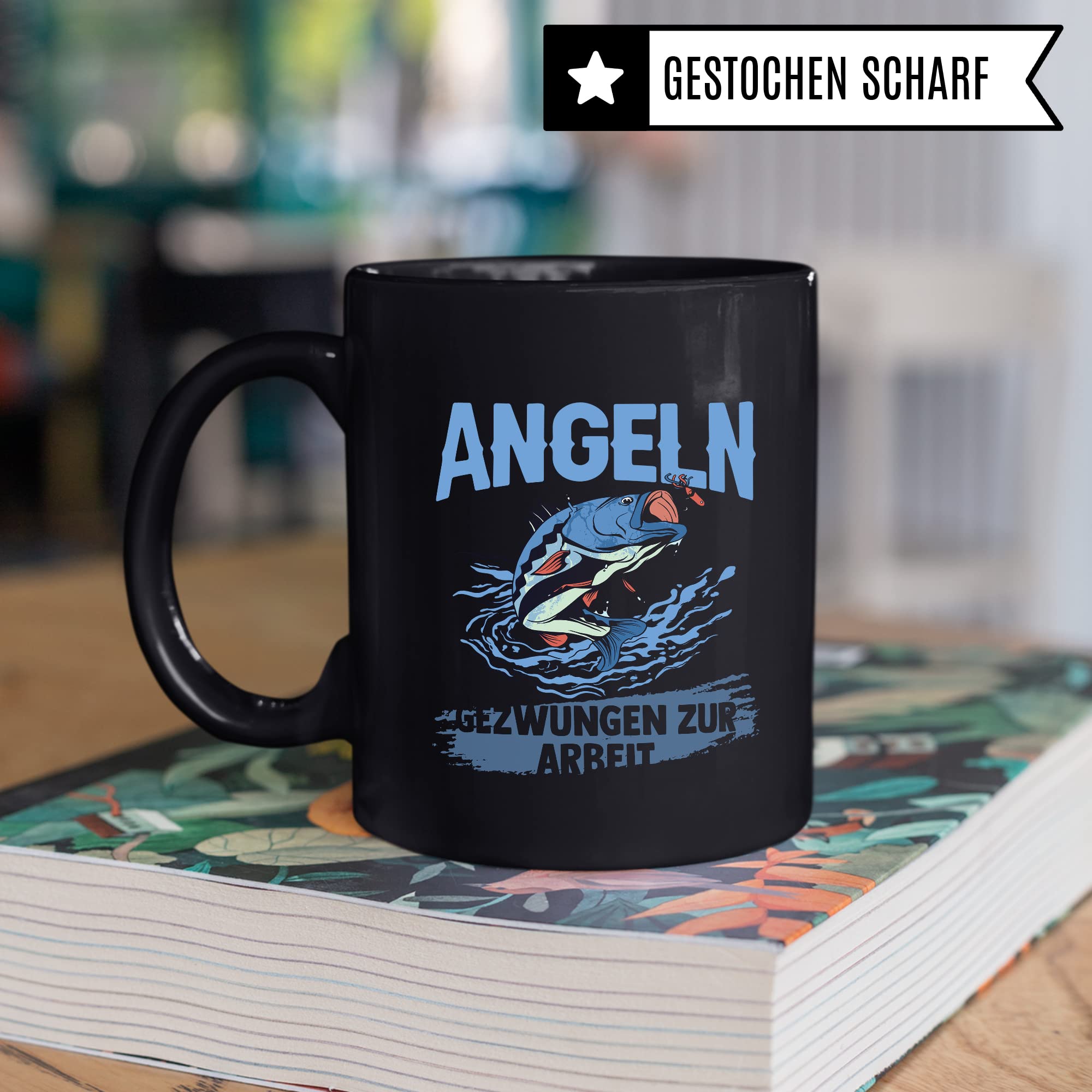 Tasse Angler, Geboren zum Angeln - Gezwungen zur Arbeit Geschenk Geschenkidee Fischer Bürogeschenk Kaffeetasse mit Spruch lustig Kaffee-Becher