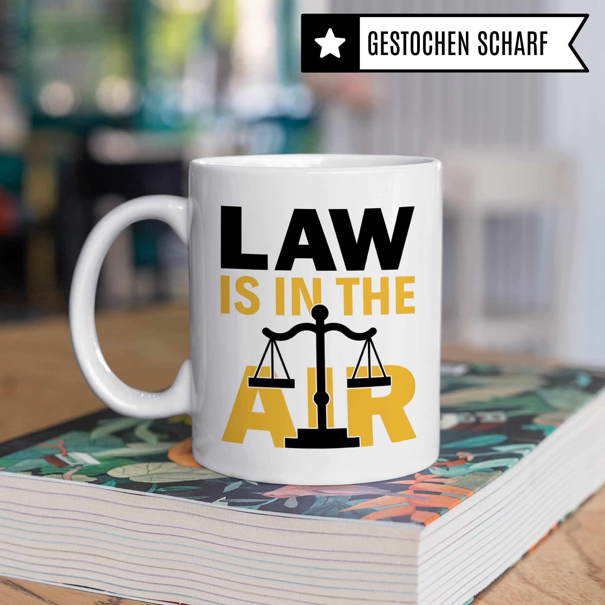 Tasse Jura lustig: LAW IS IN THE AIR, Geschenk für Anwalt Anwältin Rechtsanwalt lustig, Kaffeetasse mit Spruch Juristin Jurist Rechtswissenschaft Studium Student Studentin Becher