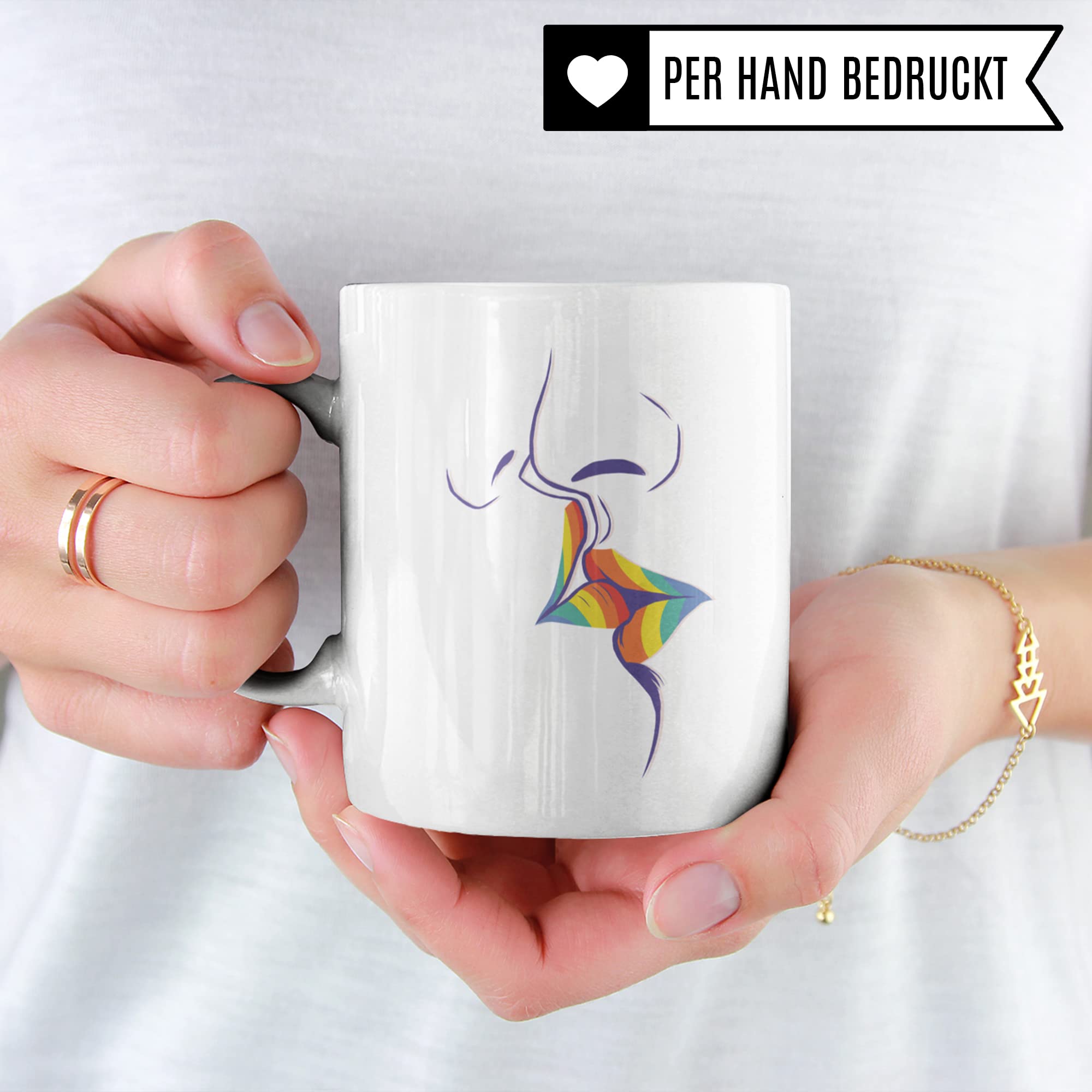 LGBT Tasse Kuss | Gay Pride Geschenke Schwul Lesbisch LGBTQ CSD Motiv | Kaffee-Becher Equality Queer Love is Love | Rainbow Kiss Kaffeetasse