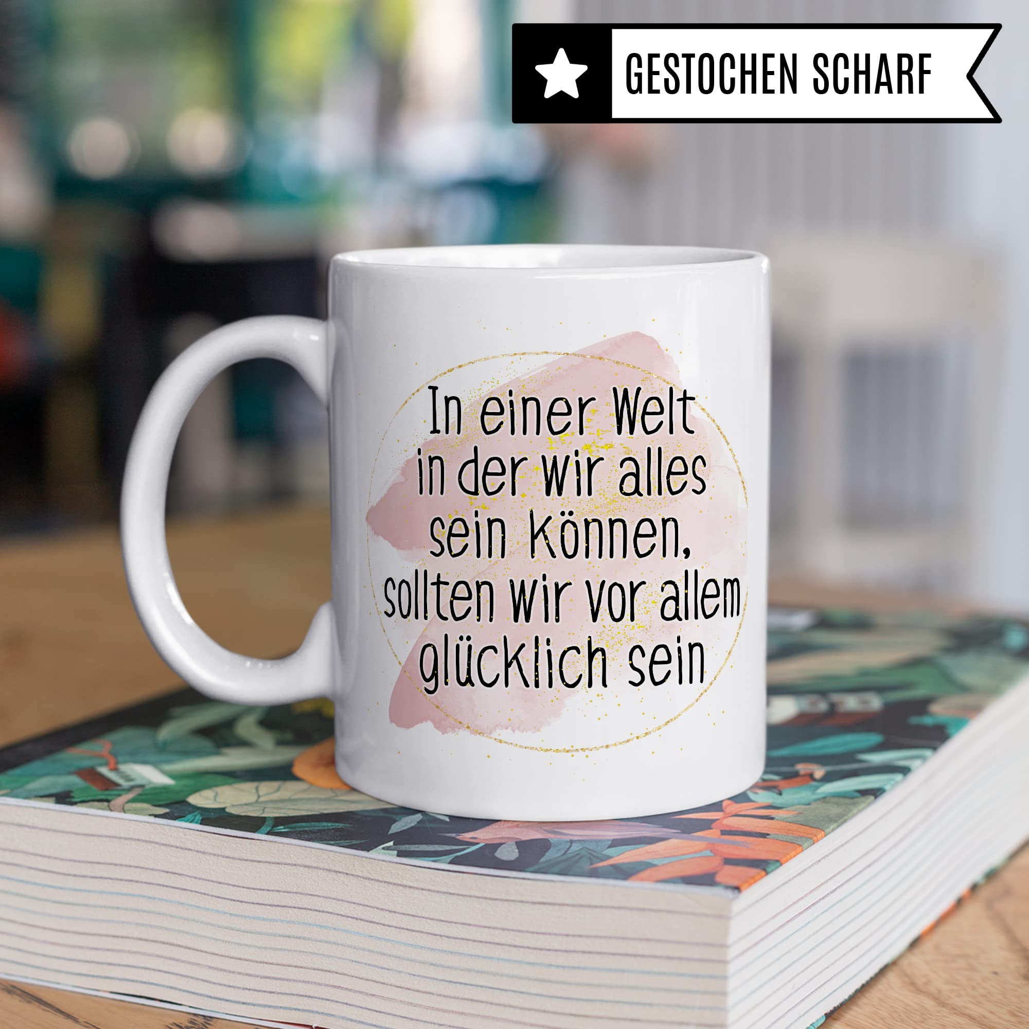 Tasse Optimismus Geschenk, In einer Welt wo wir alles sein können sollten wir vor allem glücklich sein Geschenkidee Optimist Kaffee-Becher Kaffeetasse mit Spruch optmistisch Teetasse