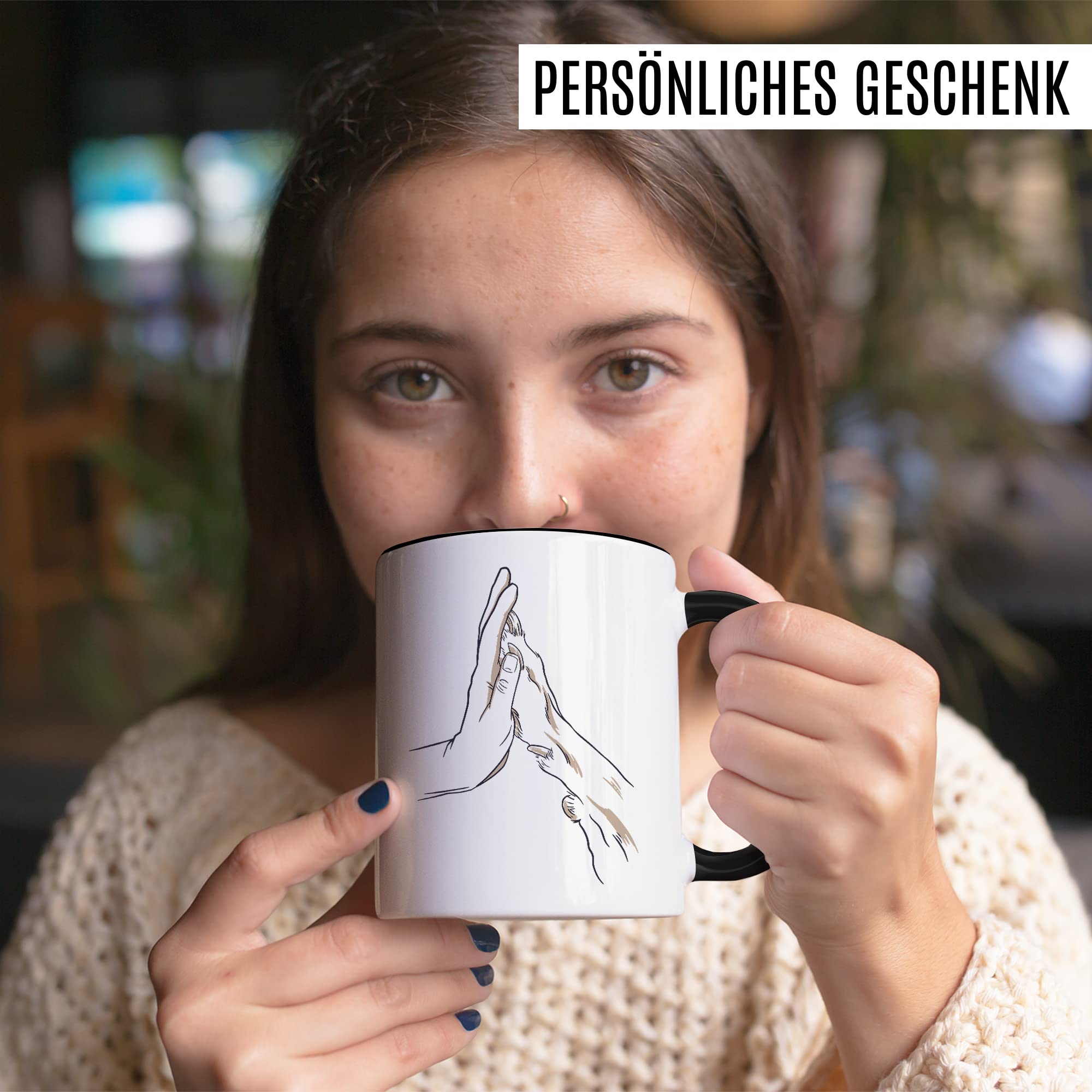 Tasse Hund & Mensch Geschenk Geschenkidee Herrchen Frauchen Hundemama Hundepapa Vierbeiner Comic Kaffeetasse mit Hundemotiv Kaffee-Becher Hund mit Mensch Teetasse Hand und Pfote