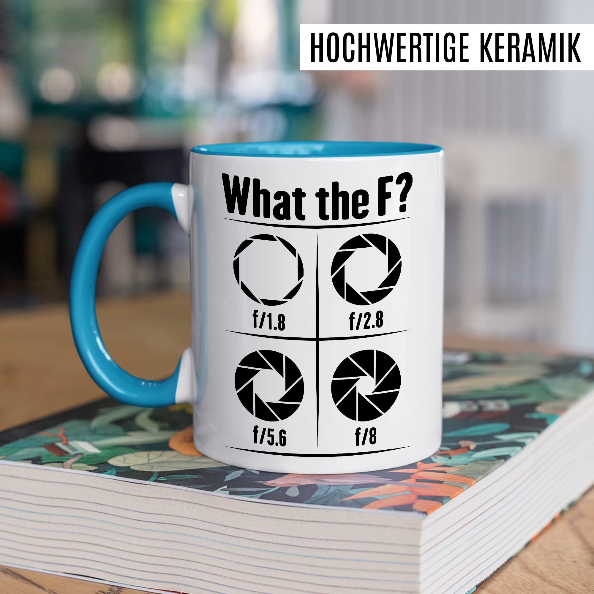 Tasse Kamera Geschenk, What the F? Geschenkidee Fotograf Kaffee-Becher Kaffeetasse Tasse mit Spruch lustig Blende Kameralinse Fotografin Videograf Kamera fotografieren