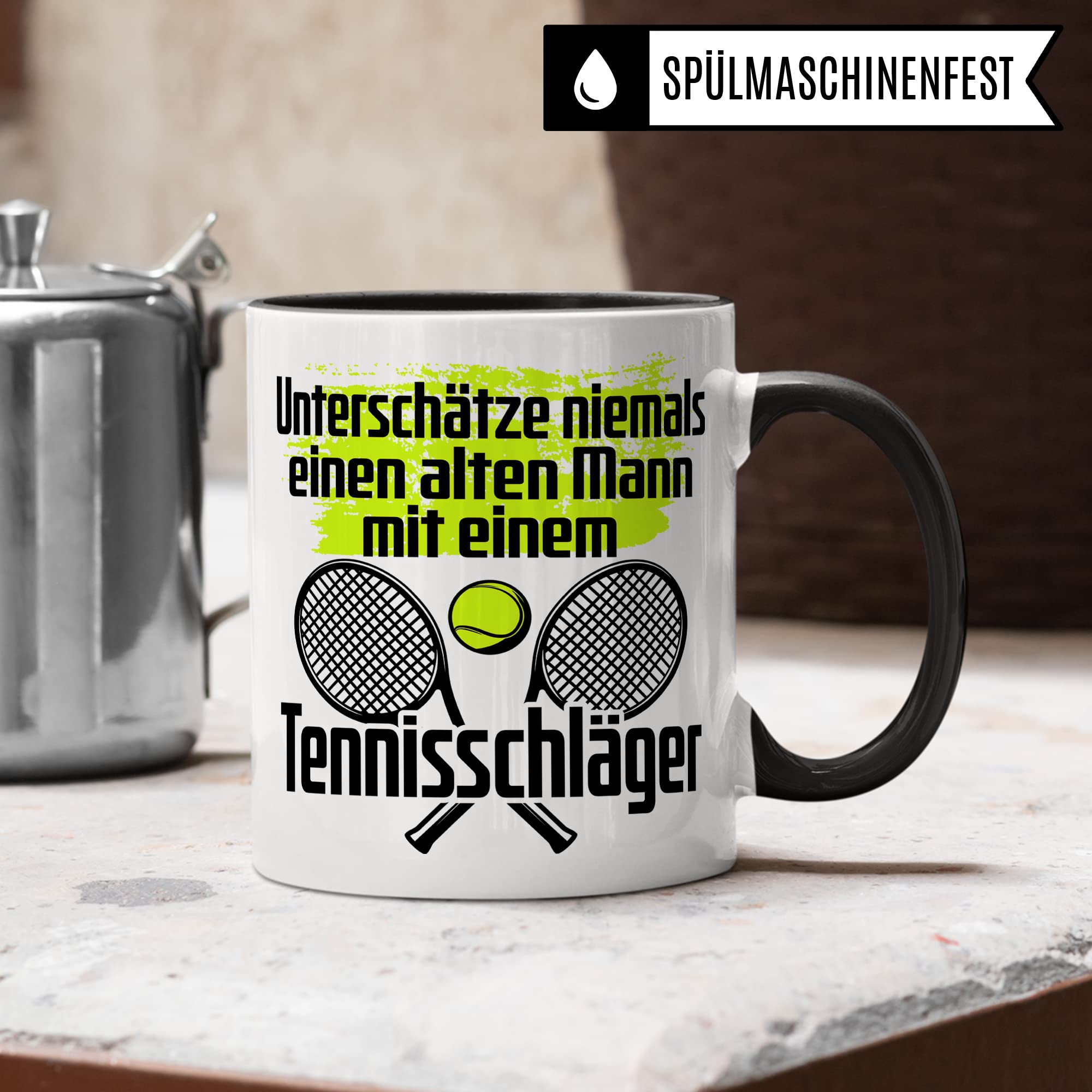 Tasse Tennisspieler, Unterschätze niemals einen alten Mann mit einem Tennisschläger Spruch, Tennis-Spielerin Geschenk lustiger Spruch Tennisprofi Tennisliebhaber, Geschenkidee Spielpartner