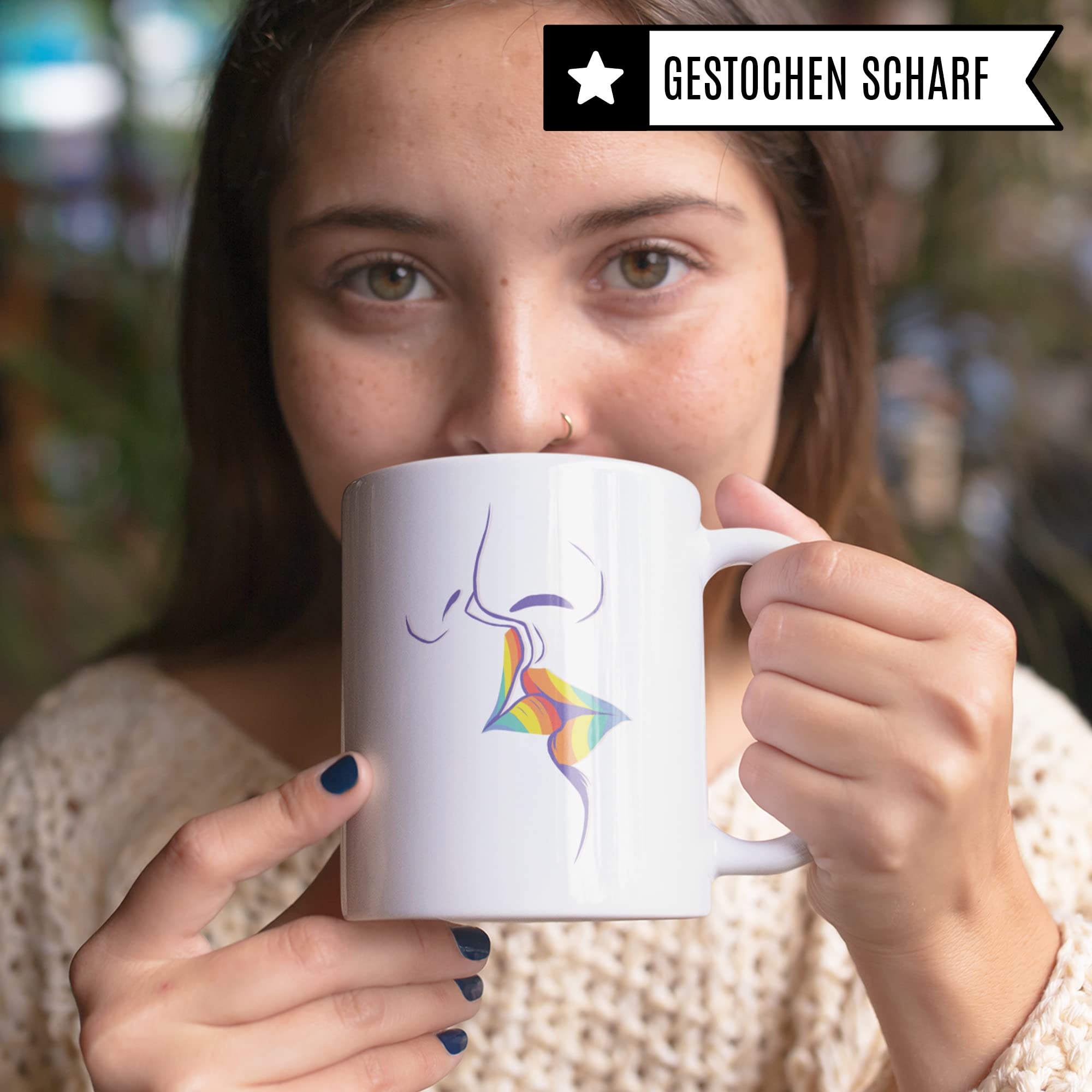 LGBT Tasse Kuss | Gay Pride Geschenke Schwul Lesbisch LGBTQ CSD Motiv | Kaffee-Becher Equality Queer Love is Love | Rainbow Kiss Kaffeetasse