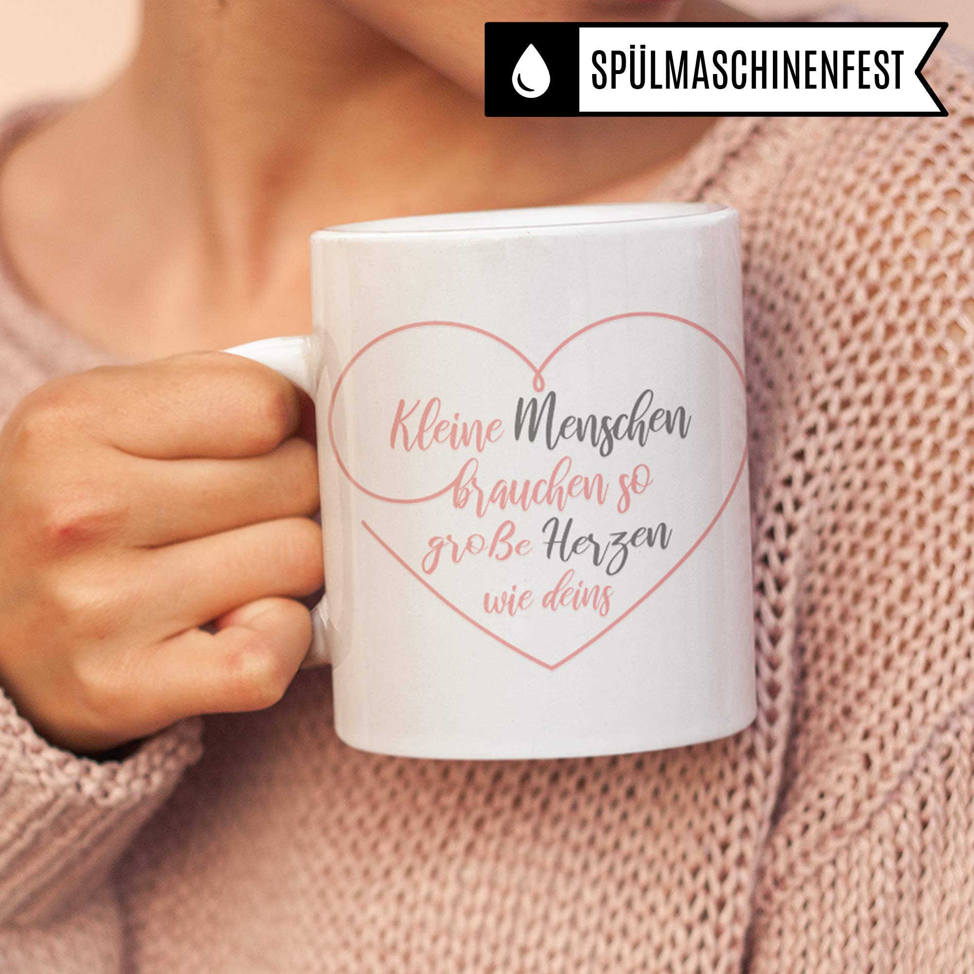 Pagma Druck Erzieherin Tasse, Abschiedsgeschenk Kindergarten, Erzieherin Geschenk Becher, Kleine Menschen Brauchen So Große Herzen Wie Deins Kaffeetasse, Kindergarten Abschied Geschenkidee Kita