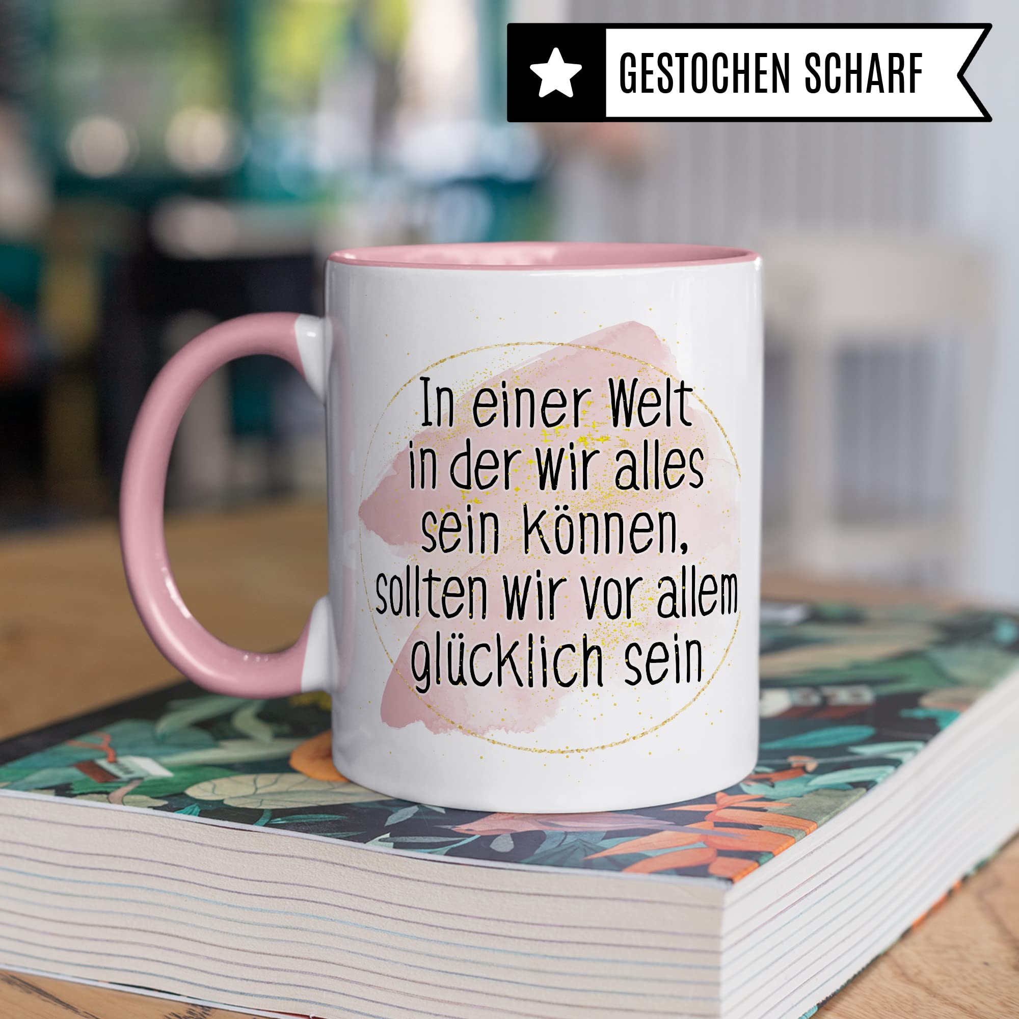 Tasse Optimismus Geschenk, In einer Welt wo wir alles sein können sollten wir vor allem glücklich sein Geschenkidee Optimist Kaffee-Becher Kaffeetasse mit Spruch optmistisch Teetasse