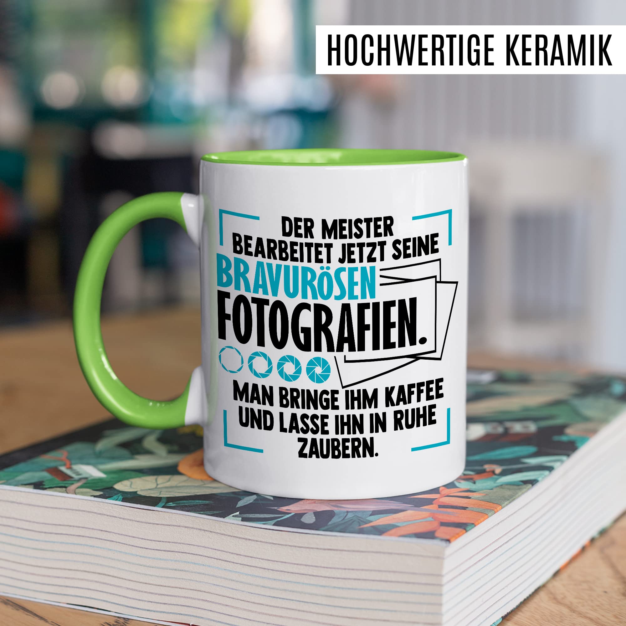 Tasse Kameramann Geschenk, Der Meister bearbeitet jetzt seine meisterhaften Fotografien Geschenkidee Fotograf Kaffee-Becher Kaffeetasse Tasse mit Spruch lustig Kamera