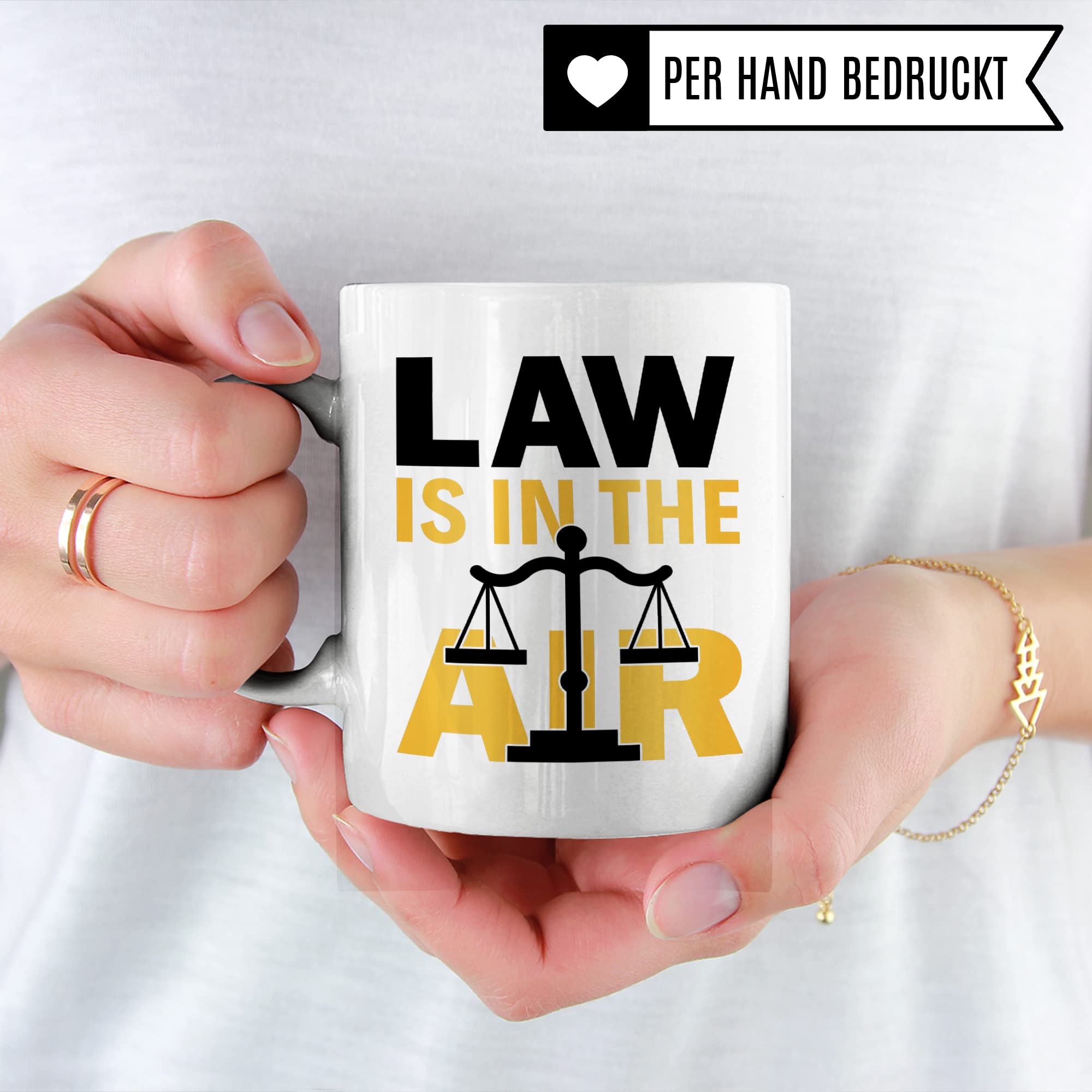 Tasse Jura lustig: LAW IS IN THE AIR, Geschenk für Anwalt Anwältin Rechtsanwalt lustig, Kaffeetasse mit Spruch Juristin Jurist Rechtswissenschaft Studium Student Studentin Becher