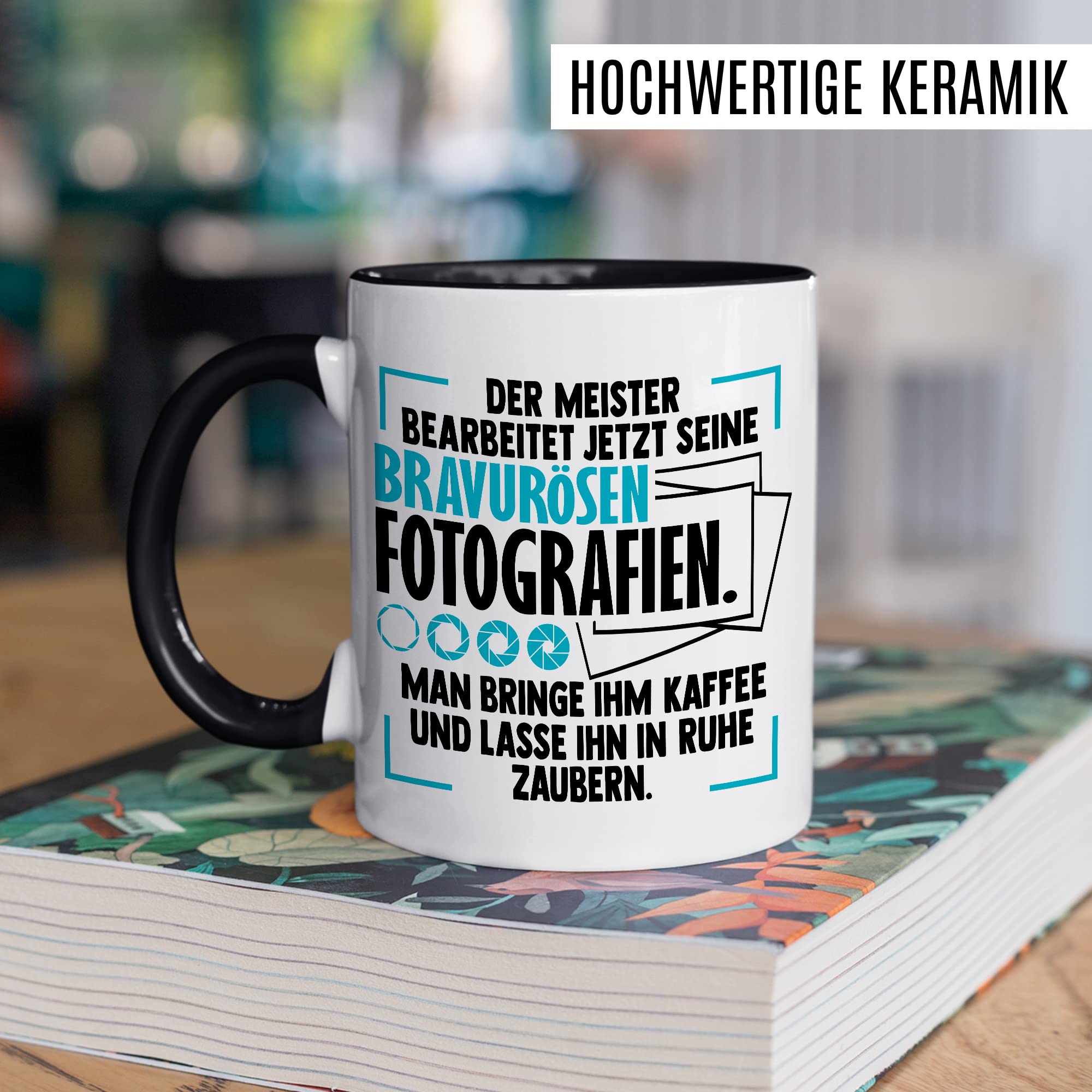 Tasse Kameramann Geschenk, Der Meister bearbeitet jetzt seine meisterhaften Fotografien Geschenkidee Fotograf Kaffee-Becher Kaffeetasse Tasse mit Spruch lustig Kamera