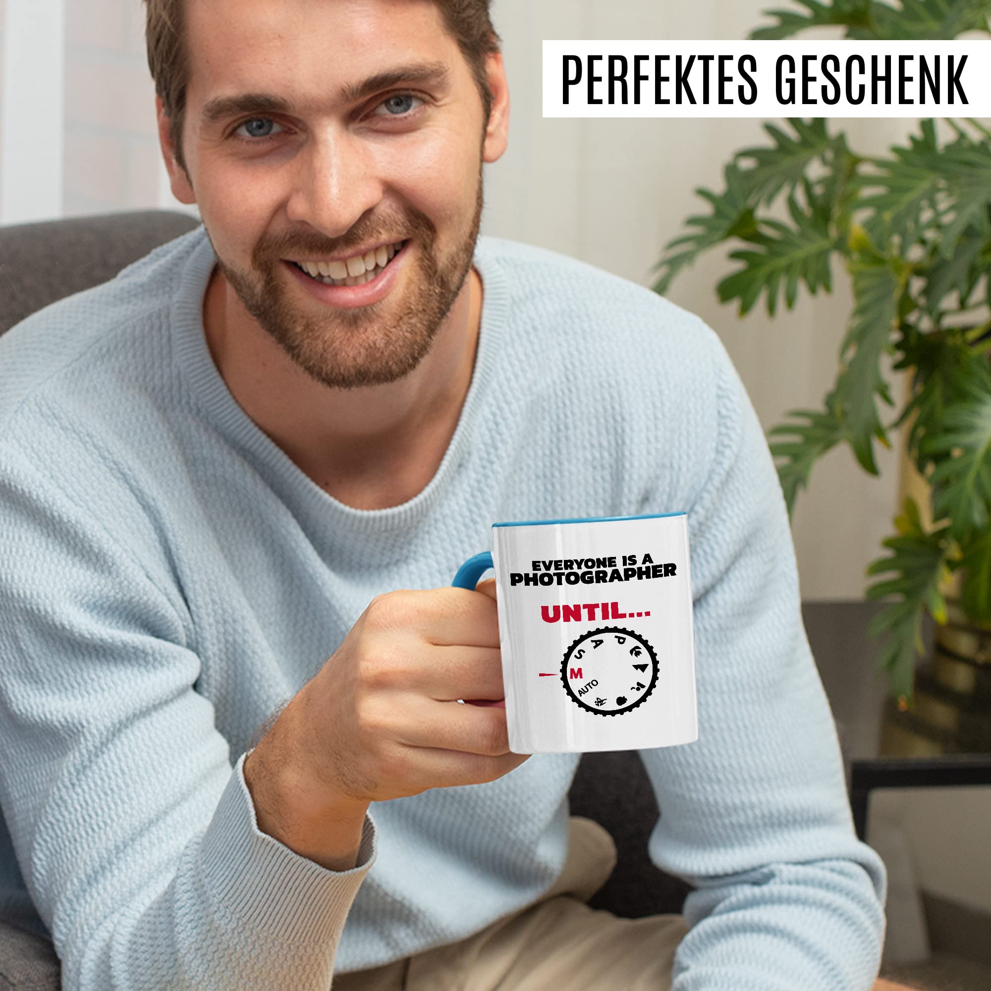 Tasse Fotograf Geschenk, Everyone is a photographer - Until … Geschenkidee Kameramann Kaffee-Becher Kaffeetasse Tasse mit Spruch Kamera fotografieren Objektiv