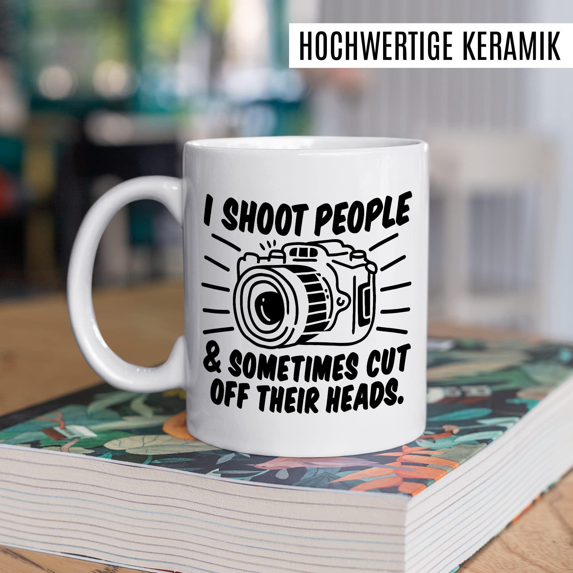 Tasse Fotograf Geschenk, I shoot people and sometimes i cut off their Heads Geschenkidee Kameramann Kaffee-Becher Kaffeetasse Tasse mit Spruch lustig Kamera Fotoapperat