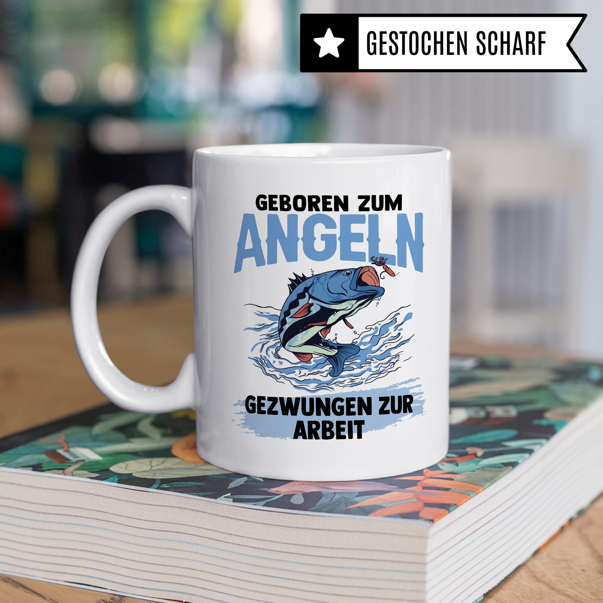 Tasse Angler, Geboren zum Angeln - Gezwungen zur Arbeit Geschenk Geschenkidee Fischer Bürogeschenk Kaffeetasse mit Spruch lustig Kaffee-Becher