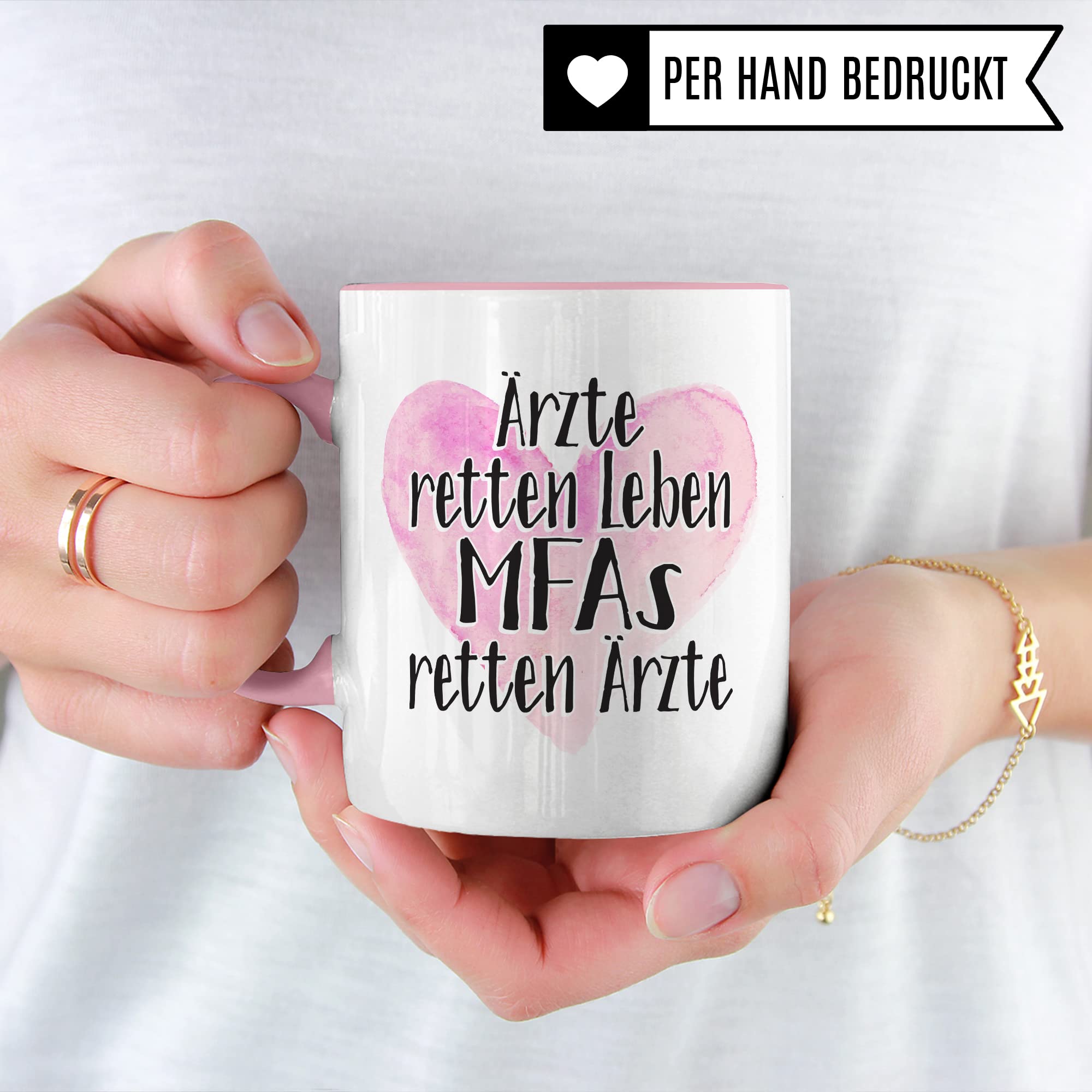 MFA Tasse, Ärzte retten Leben - MFAs retten Ärzte, Krankenschwester Geschenk, Arzthelfer Tasse Medizinische Fachangestellte Arzthelferin Kaffee-Becher