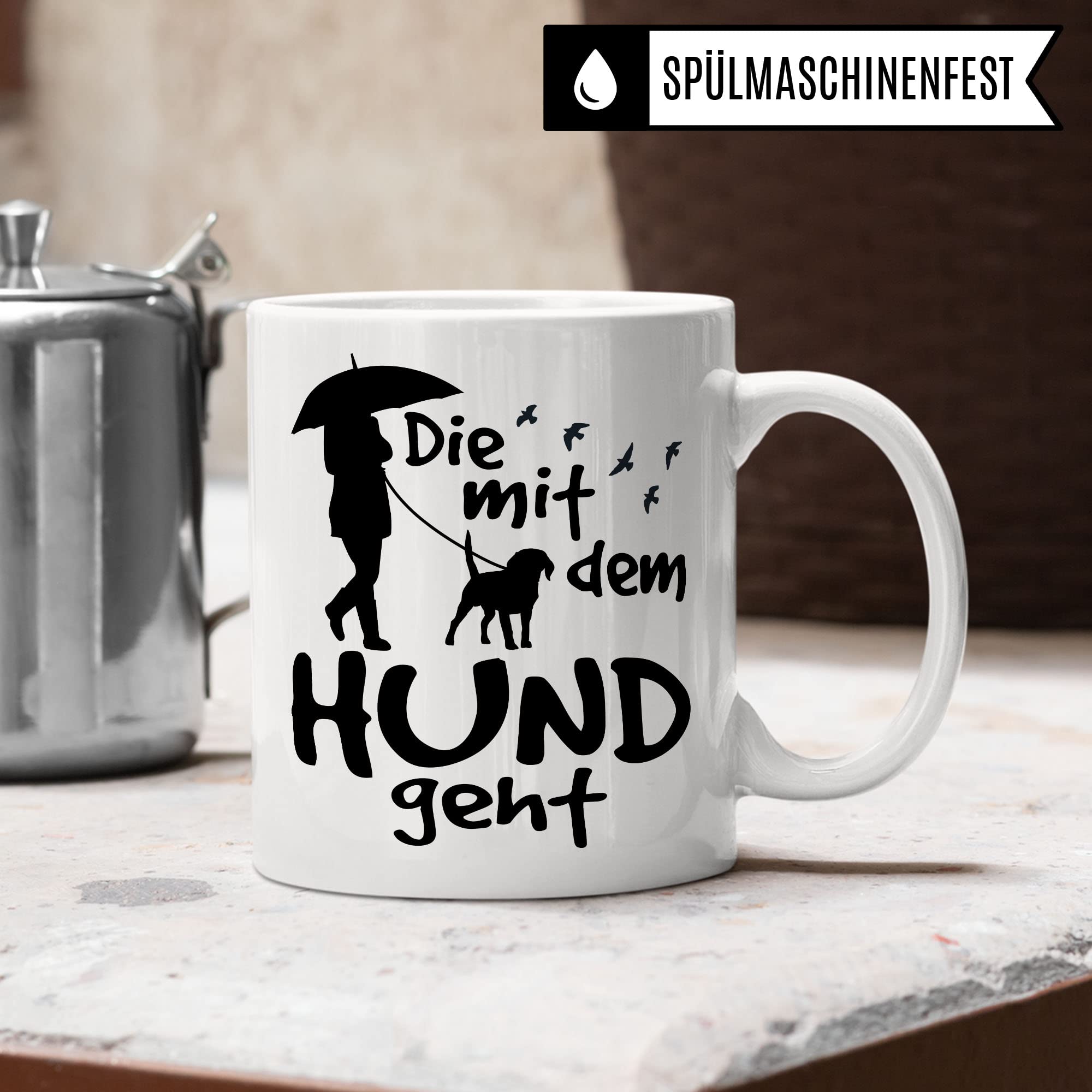 Die mit dem Hund geht lustige Tasse Hund, Tasse für Hundehalter Frauchen Humor Geschenk für Hundebesitzerin, Hundehalterin Hundeliebhaber Spruch Gassi-Gehen Kaffee-Becher