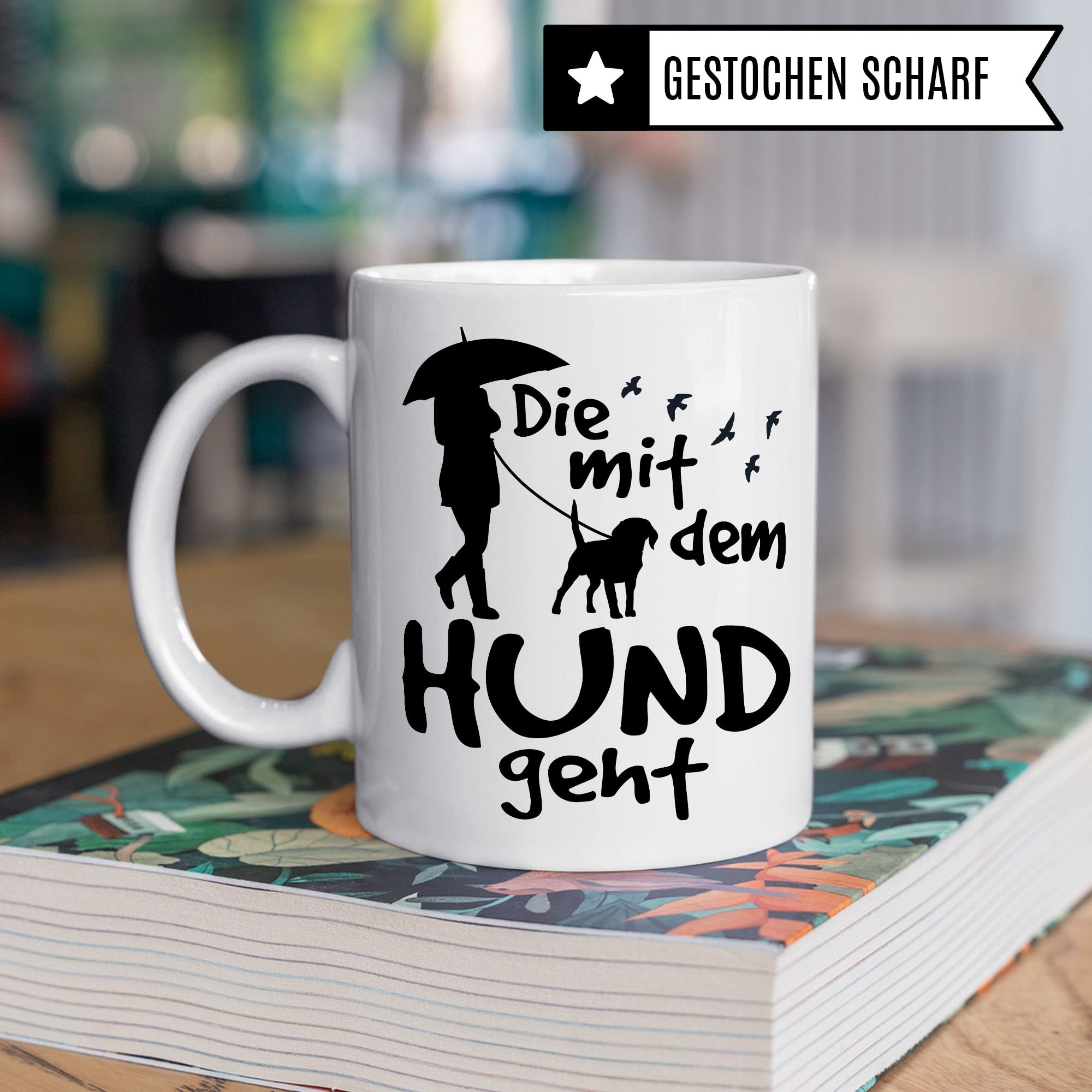 Die mit dem Hund geht lustige Tasse Hund, Tasse für Hundehalter Frauchen Humor Geschenk für Hundebesitzerin, Hundehalterin Hundeliebhaber Spruch Gassi-Gehen Kaffee-Becher