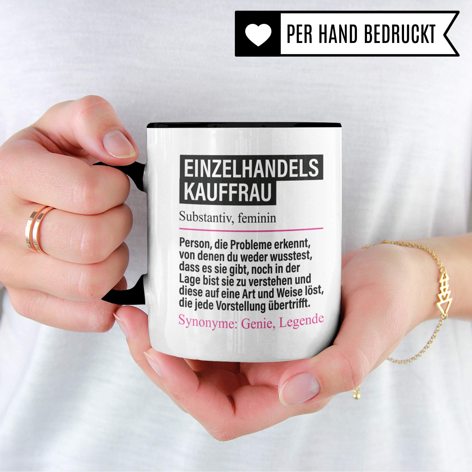 Pagma Druck Tasse Einzelhandelskauffrau lustig, Einzelhandelskauffrau Geschenk, Spruch Kauffrau im Einzelhandel Kaffeebecher Geschenkidee, Kaffeetasse Beruf Ausbildung Teetasse Becher