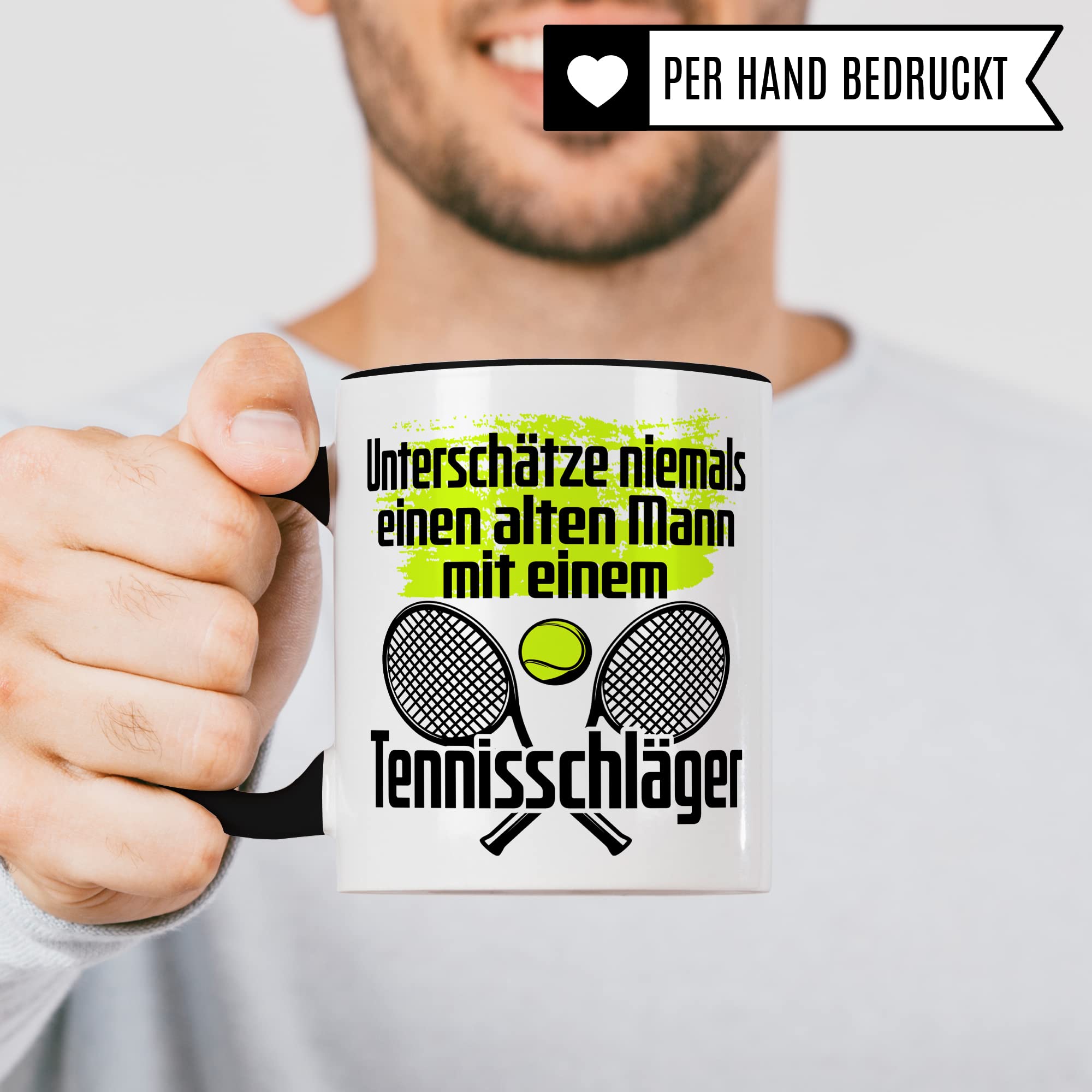 Tasse Tennisspieler, Unterschätze niemals einen alten Mann mit einem Tennisschläger Spruch, Tennis-Spielerin Geschenk lustiger Spruch Tennisprofi Tennisliebhaber, Geschenkidee Spielpartner
