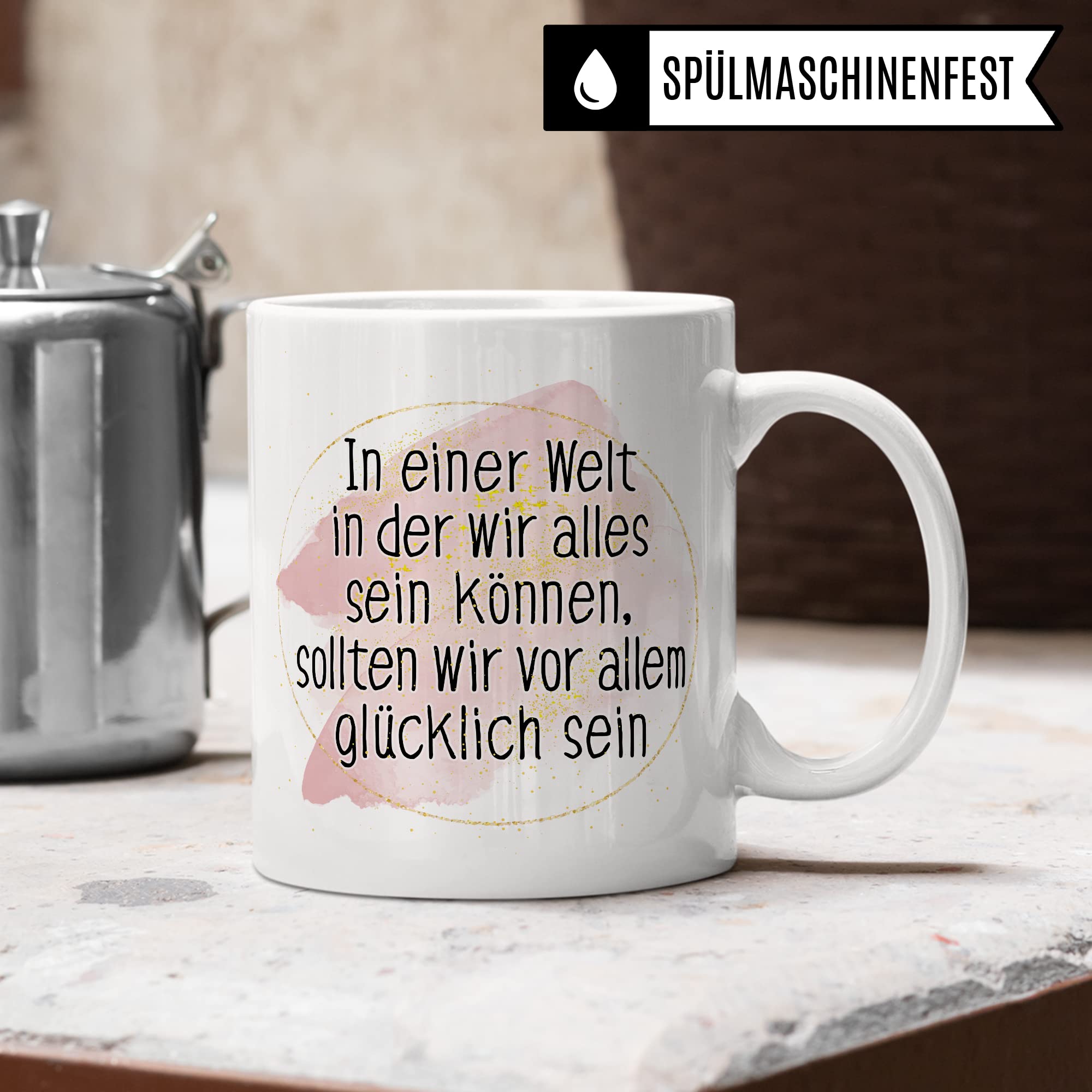 Tasse Optimismus Geschenk, In einer Welt wo wir alles sein können sollten wir vor allem glücklich sein Geschenkidee Optimist Kaffee-Becher Kaffeetasse mit Spruch optmistisch Teetasse