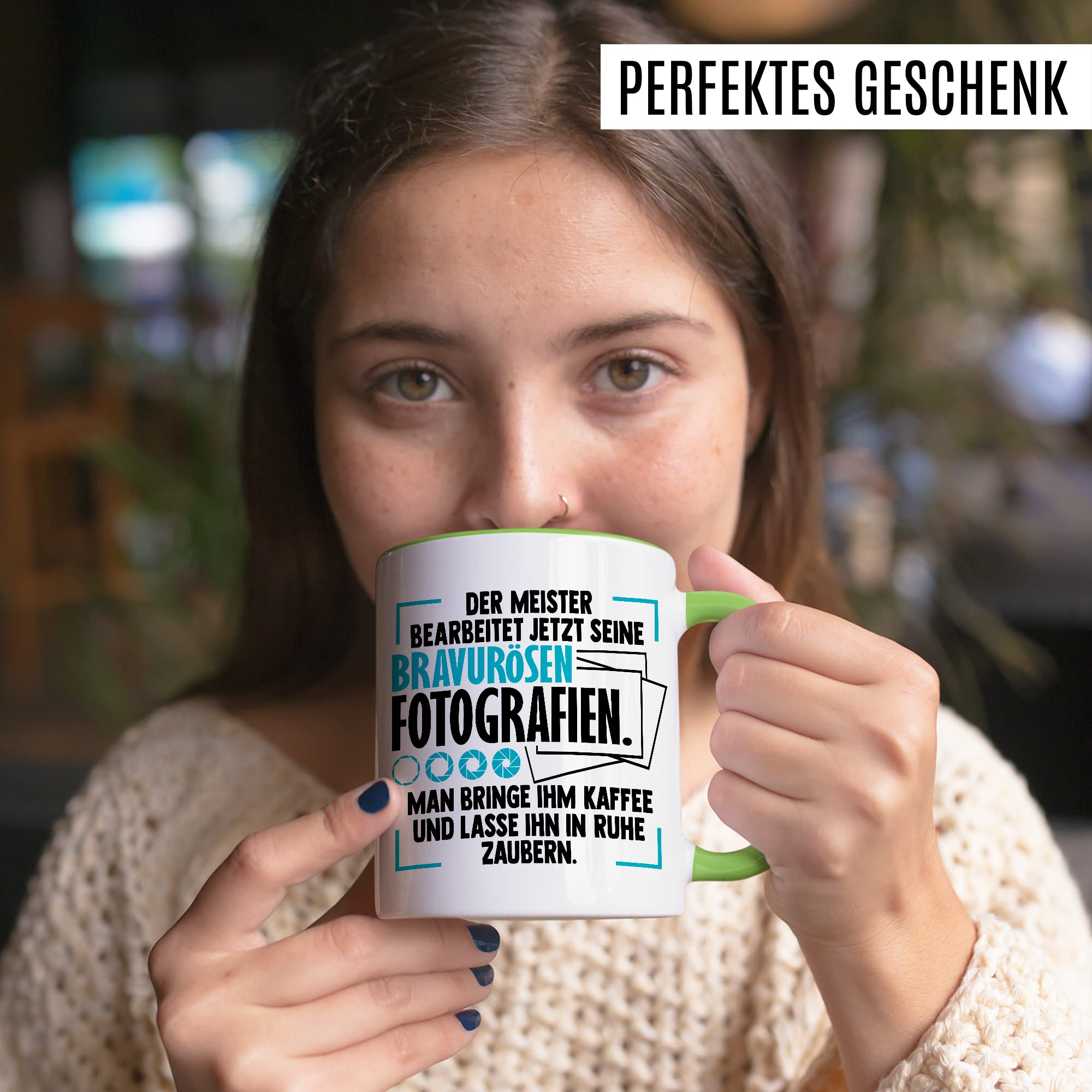 Tasse Kameramann Geschenk, Der Meister bearbeitet jetzt seine meisterhaften Fotografien Geschenkidee Fotograf Kaffee-Becher Kaffeetasse Tasse mit Spruch lustig Kamera