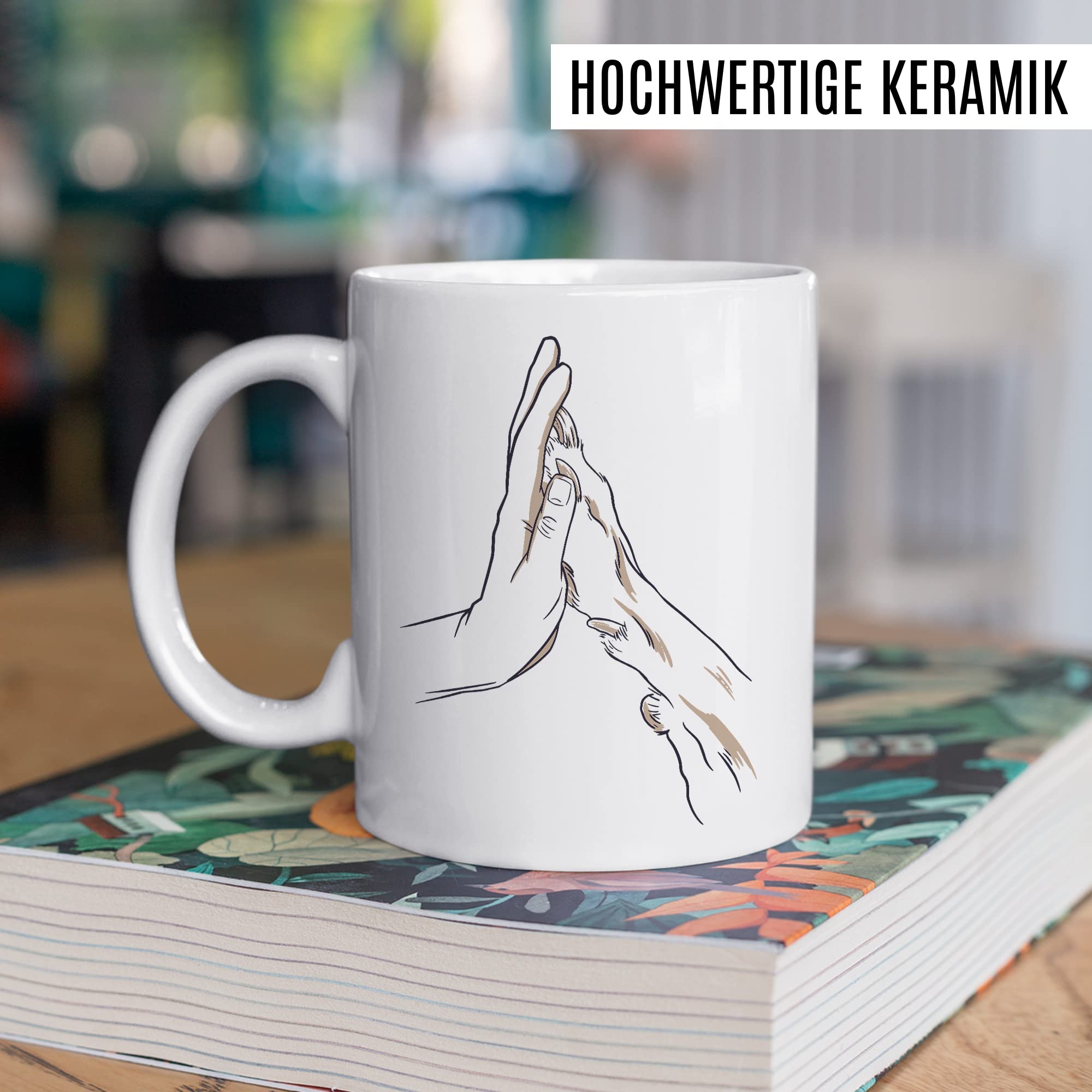 Tasse Hund & Mensch Geschenk Geschenkidee Herrchen Frauchen Hundemama Hundepapa Vierbeiner Comic Kaffeetasse mit Hundemotiv Kaffee-Becher Hund mit Mensch Teetasse Hand und Pfote