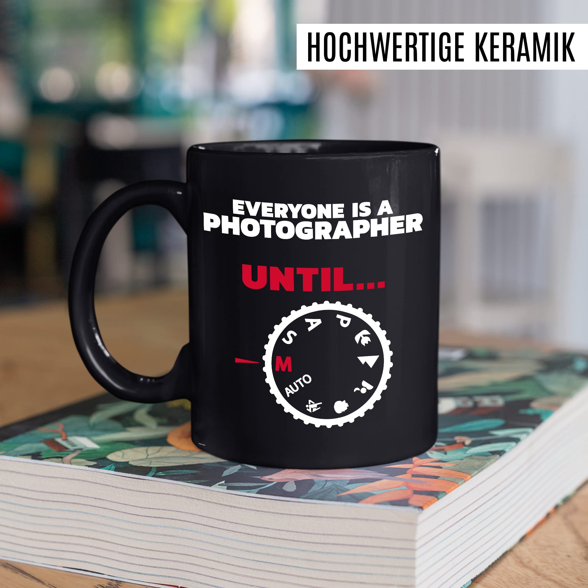 Tasse Fotograf Geschenk, Everyone is a photographer - Until … Geschenkidee Kameramann Kaffee-Becher Kaffeetasse Tasse mit Spruch Kamera fotografieren Objektiv