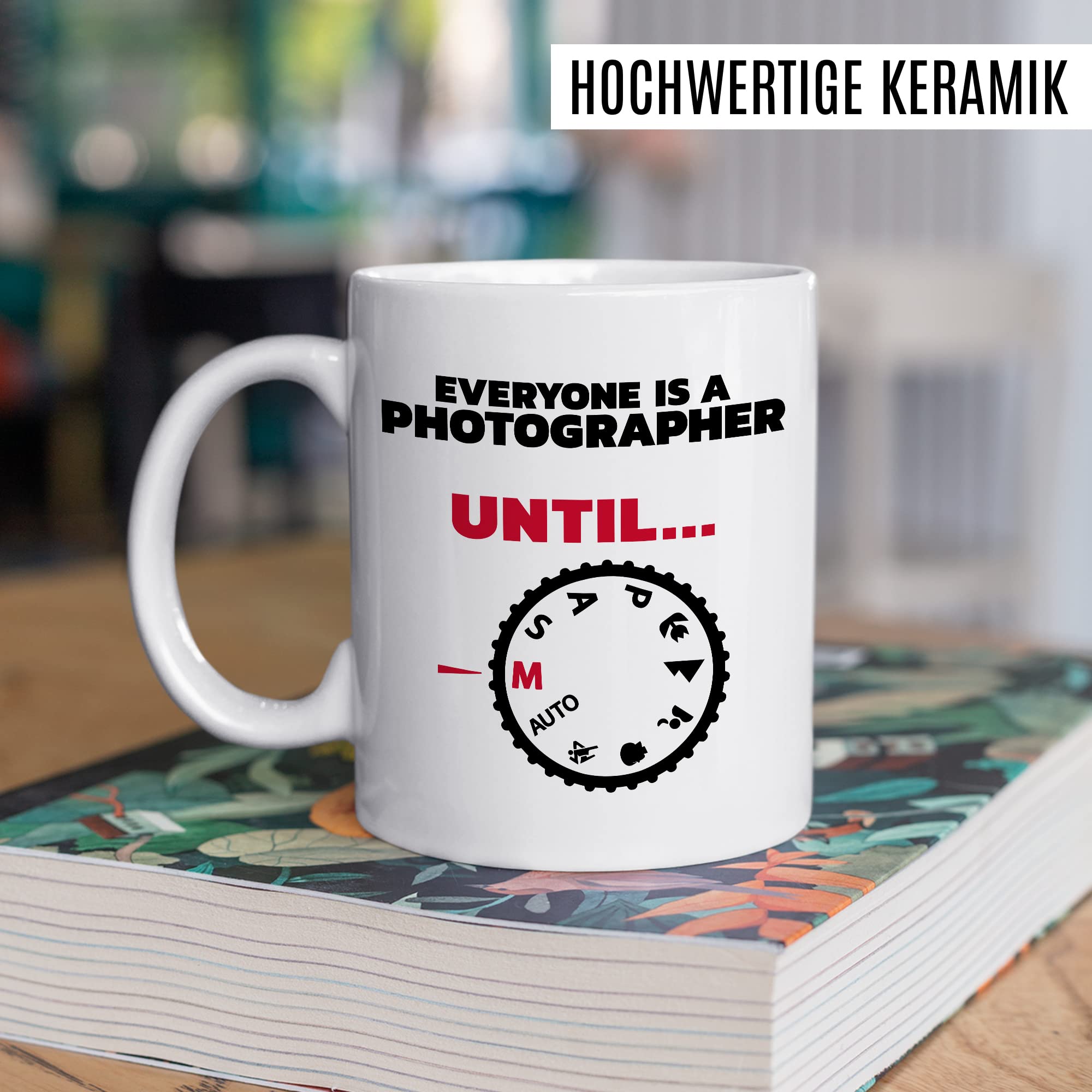 Tasse Fotograf Geschenk, Everyone is a photographer - Until … Geschenkidee Kameramann Kaffee-Becher Kaffeetasse Tasse mit Spruch Kamera fotografieren Objektiv