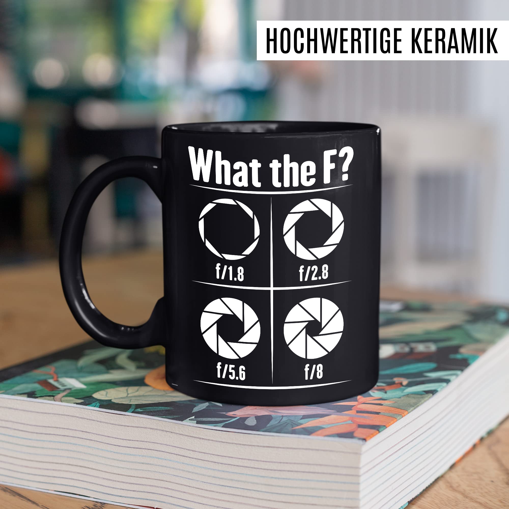 Tasse Kamera Geschenk, What the F? Geschenkidee Fotograf Kaffee-Becher Kaffeetasse Tasse mit Spruch lustig Blende Kameralinse Fotografin Videograf Kamera fotografieren