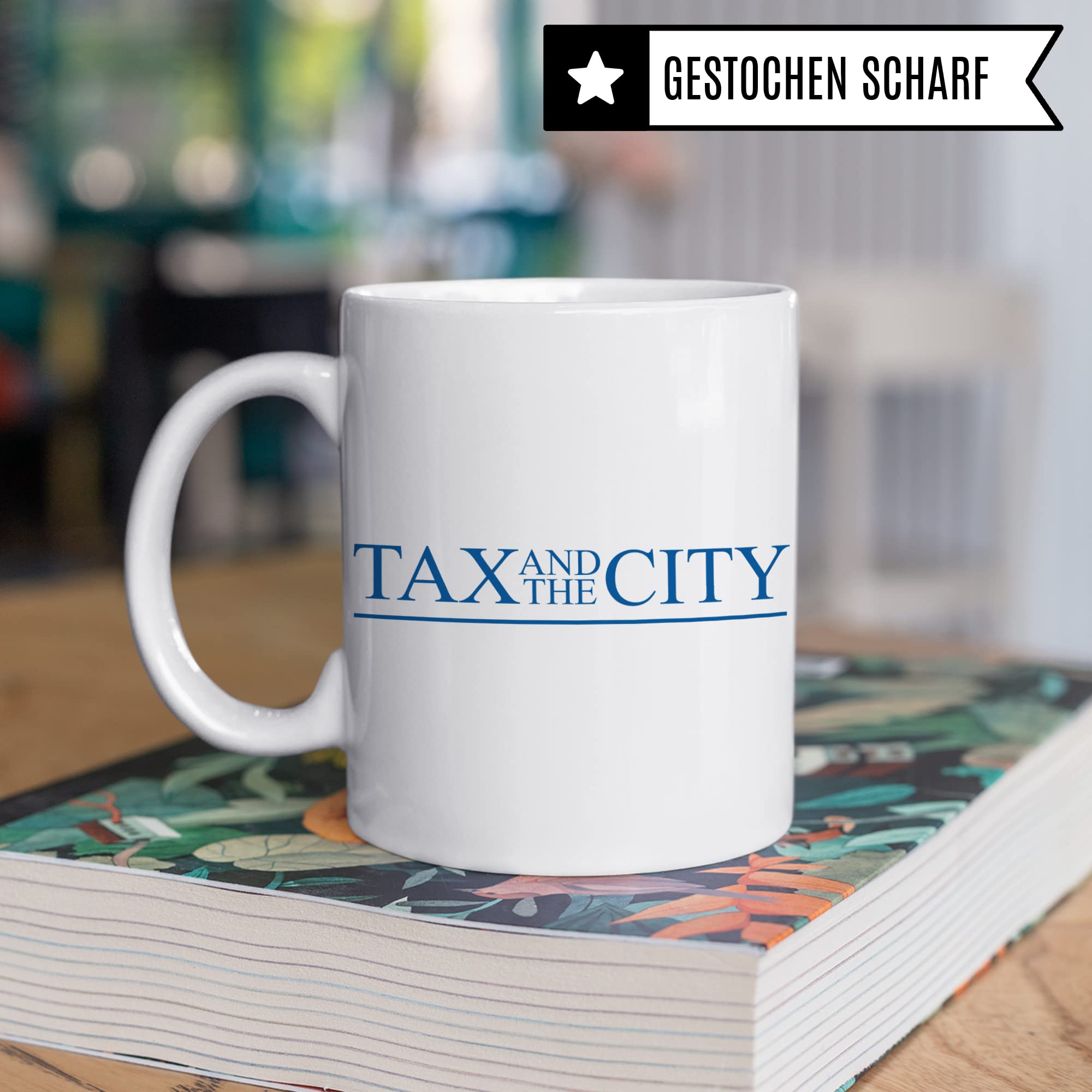 Steuerberater Tasse mit Spruch: Tax and the City - Geschenk Steuerberater Steuern Steuerfachangestellter Steuerfachwirt Kaffeetasse - Steuerberatung witzig Keramik Kaffee-Becher in blau & weiß