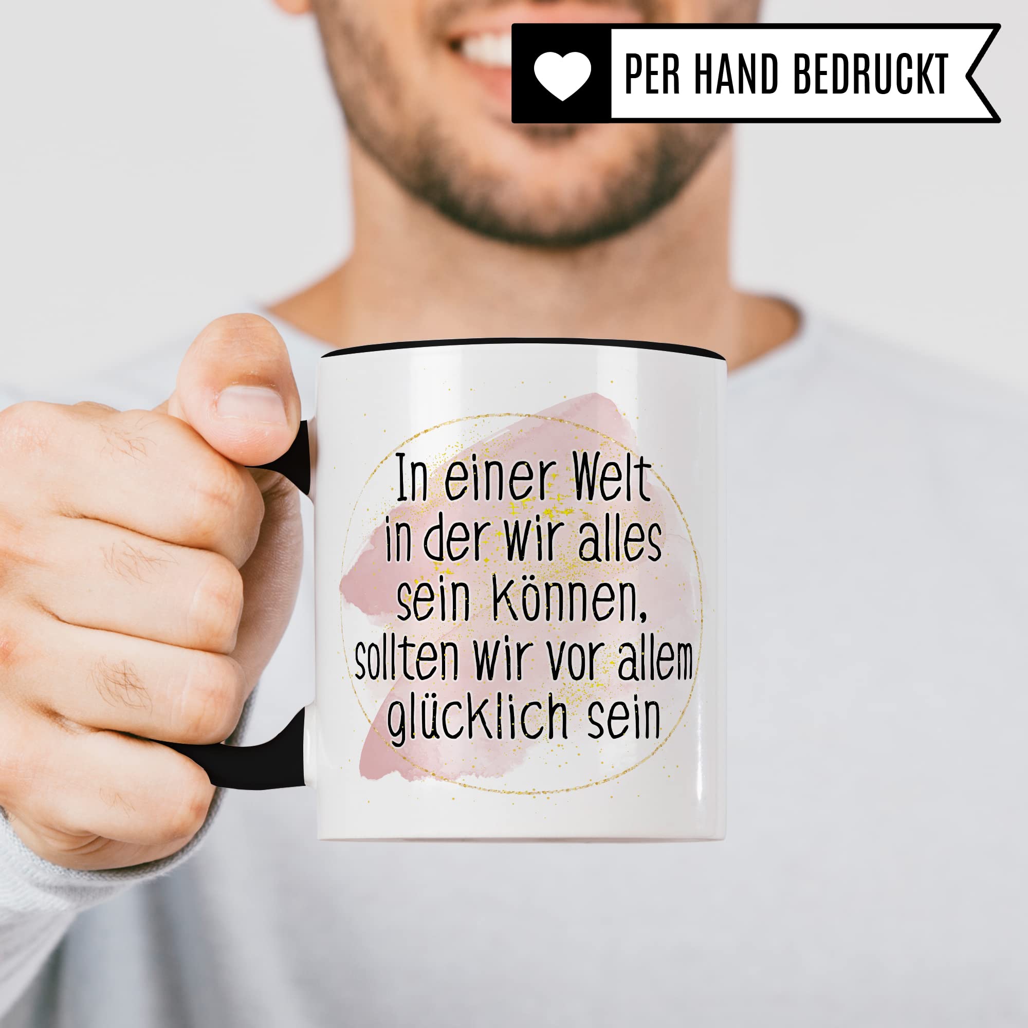 Tasse Optimismus Geschenk, In einer Welt wo wir alles sein können sollten wir vor allem glücklich sein Geschenkidee Optimist Kaffee-Becher Kaffeetasse mit Spruch optmistisch Teetasse