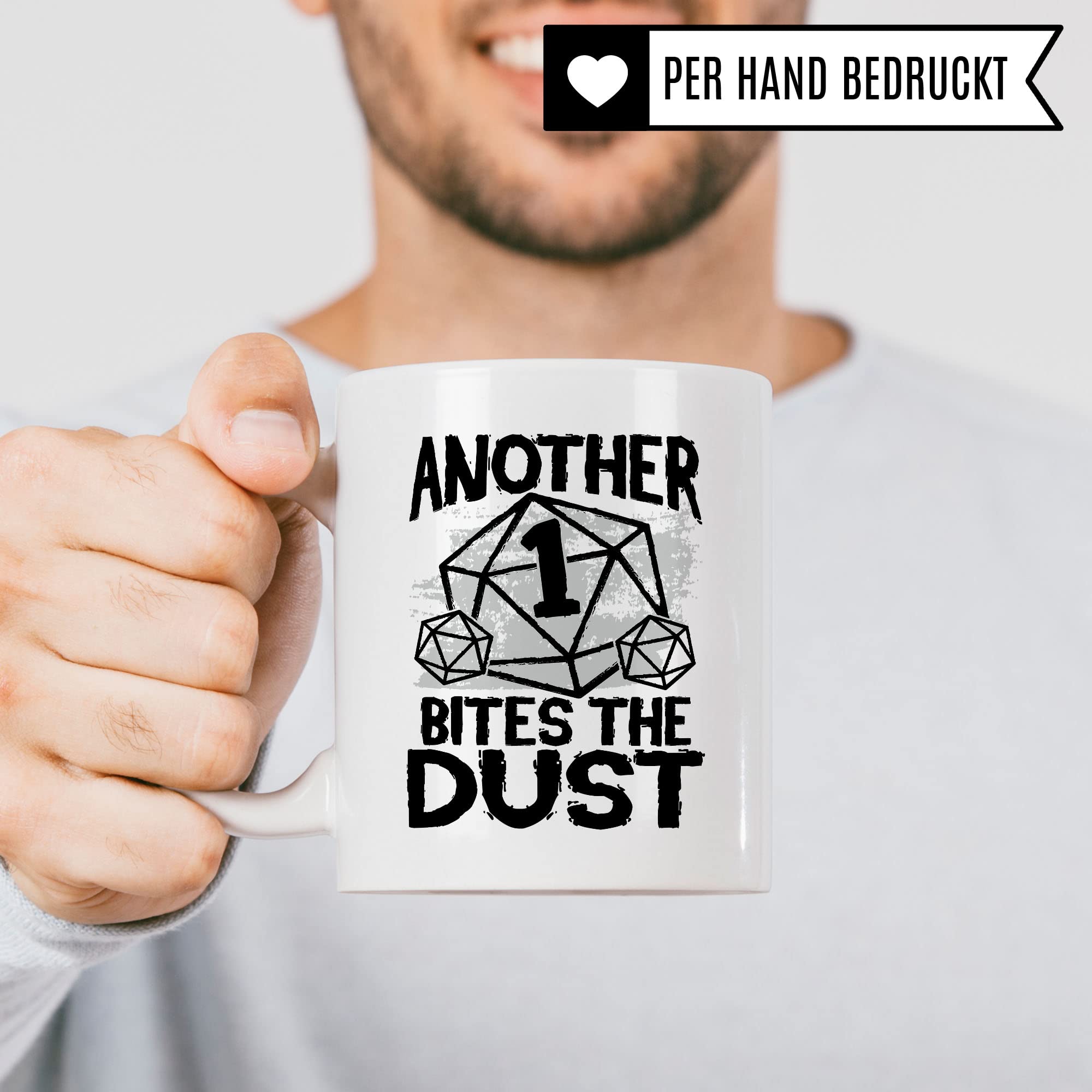 DnD Roleplay Tasse, Another 1 bites the Dust Spruch, DnD Roleplay Geschenk, Rollenspiel Spruch D20 Dice Pen & Paper Tabletop D20 Motiv - RPG Dungeon Kaffee-Becher Geschenkidee