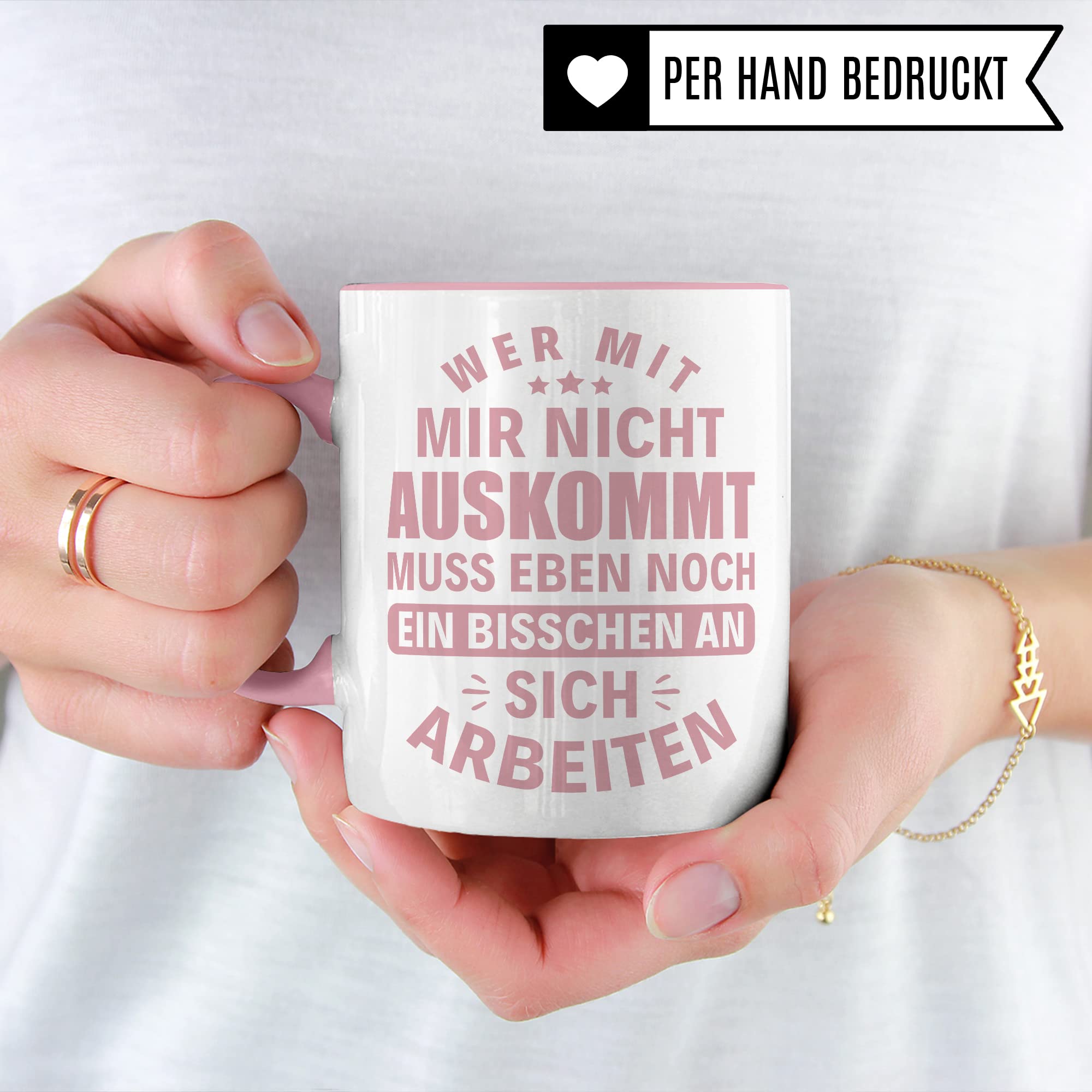 Tasse mit Spruch lustig: Wer mit mit nicht auskommt muss eben noch an sich arbeiten , Kollegin Freundin Frauen Geschenk Kaffeebecher, Kaffeetasse Humor Witz Büro Geschenkidee für Freunde