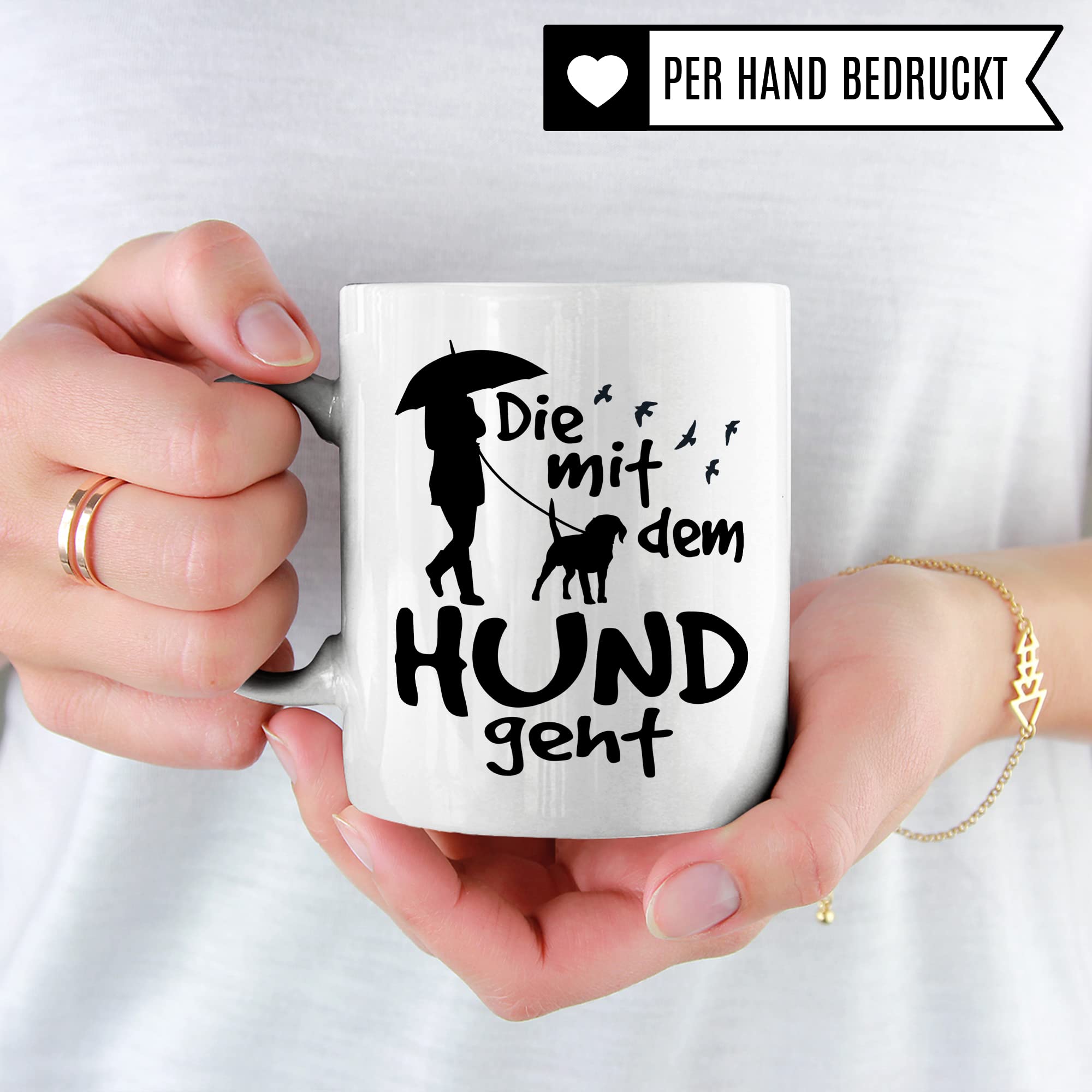 Die mit dem Hund geht lustige Tasse Hund, Tasse für Hundehalter Frauchen Humor Geschenk für Hundebesitzerin, Hundehalterin Hundeliebhaber Spruch Gassi-Gehen Kaffee-Becher